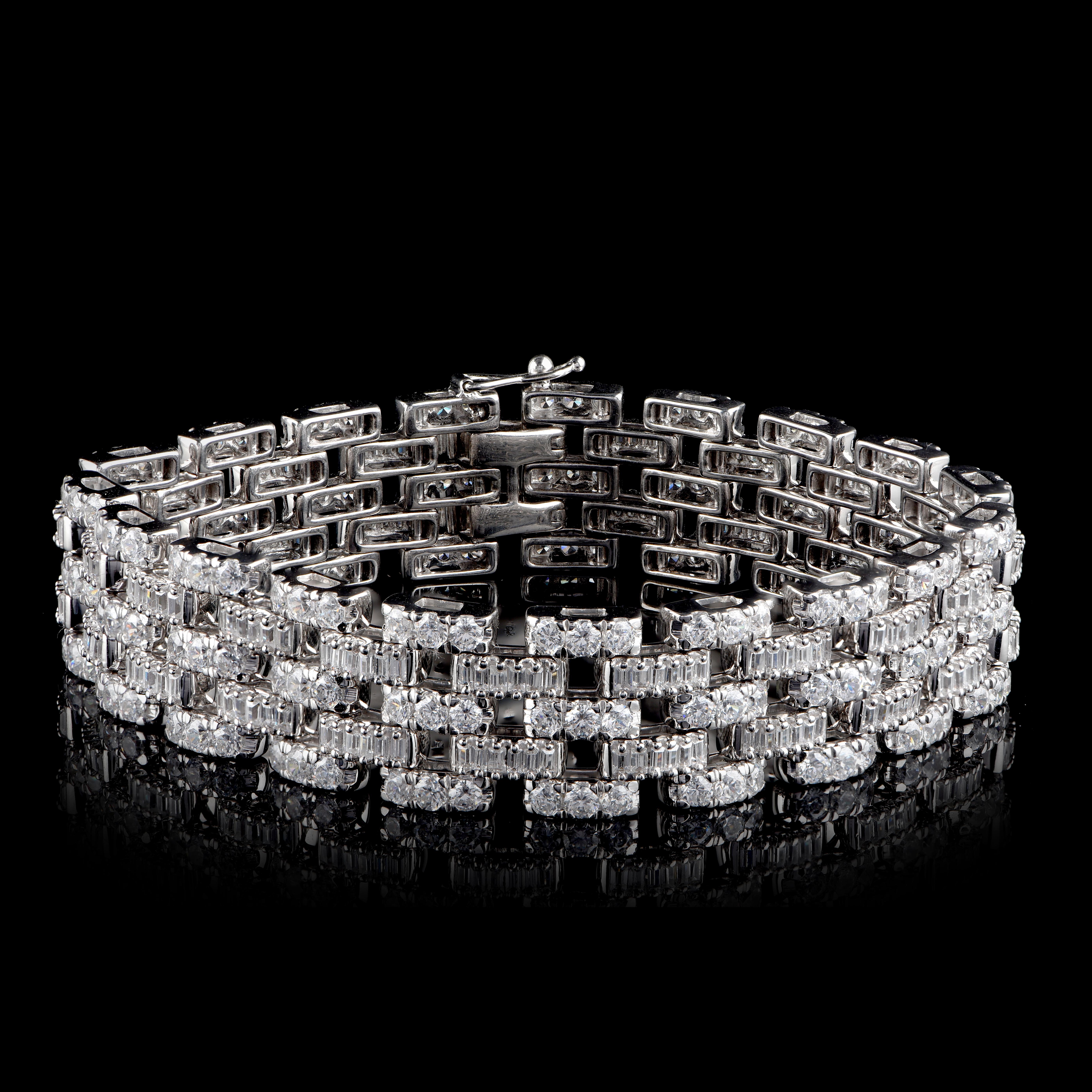 D'un design exquis, ce bracelet en diamants est constellé de 171 diamants brillants et de 228 diamants baguettes en sertissage micro-prong et prong et réalisé en or blanc 18 carats. Les diamants sont classés H-I Color, I2 Clarity. 