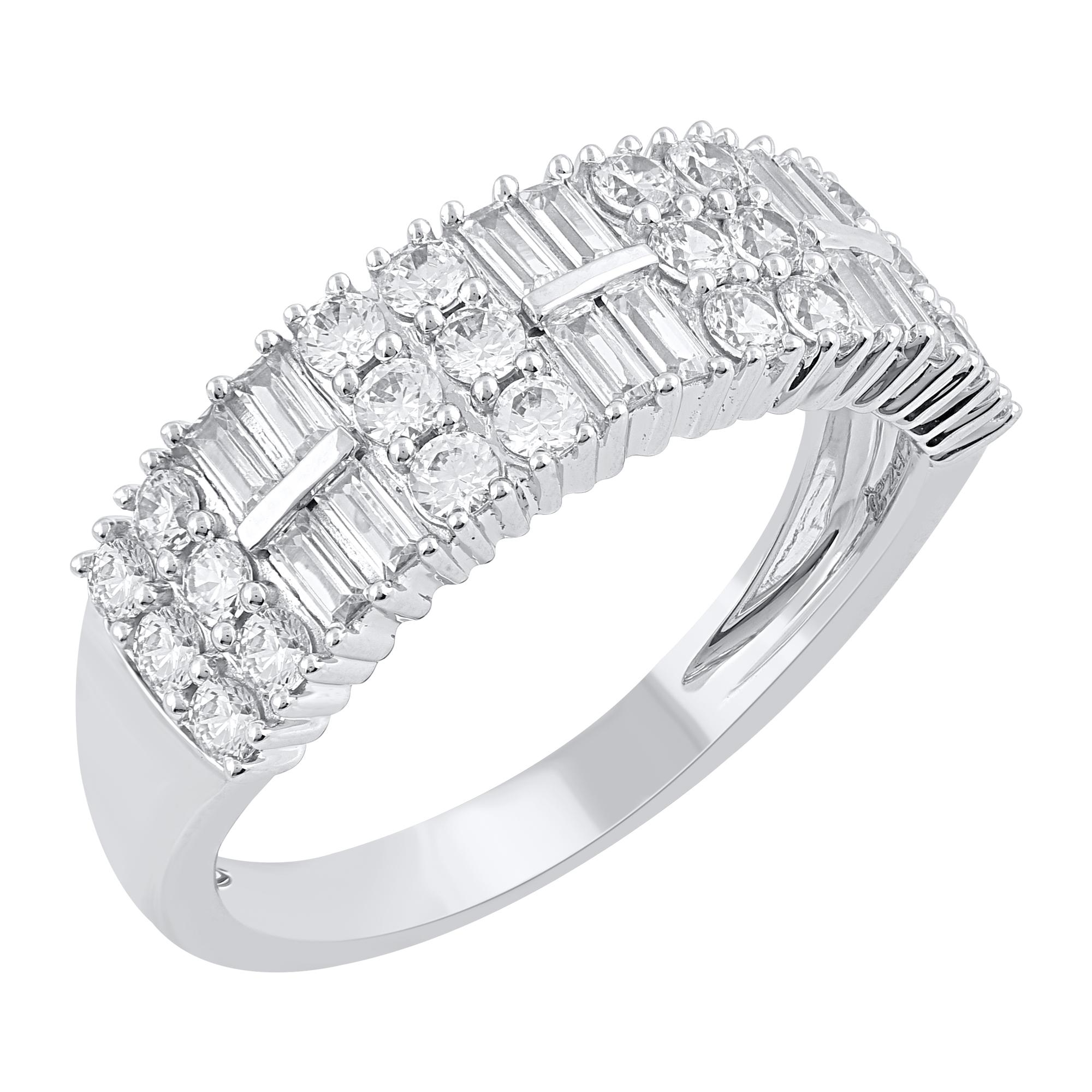 Complétez votre look de mariée avec un design intemporel. Ces bagues en or blanc 18 carats sont ornées de 36 diamants naturels de taille brillant et baguette en serti clos et en serti-canal. Le poids total des diamants est de 1,0 carat. Les diamants