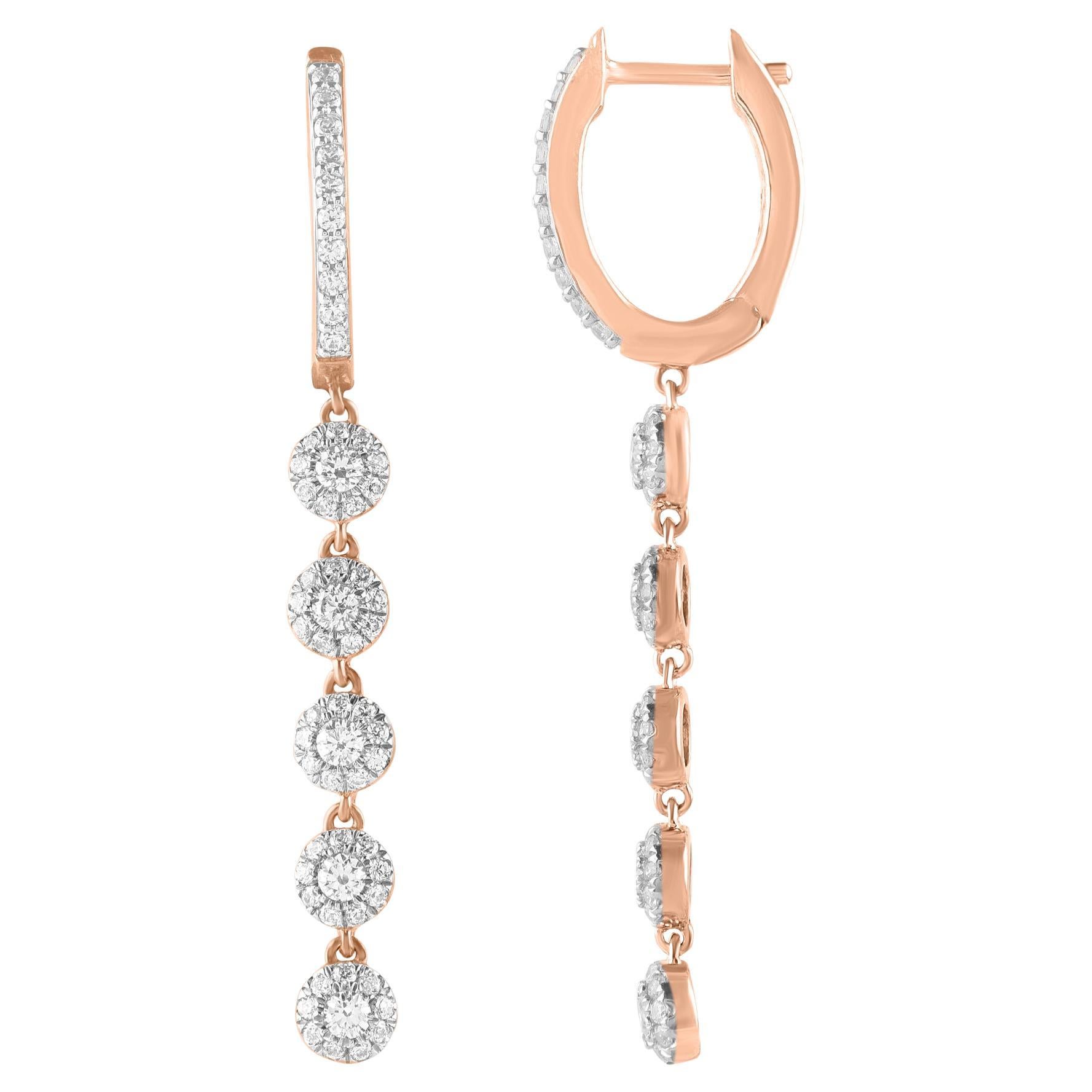 Intemporelles et élégantes, ces boucles d'oreilles pendantes en diamant passent du jour à la nuit avec aisance. Cette boucle d'oreille est magnifiquement conçue et sertie de 120 diamants ronds naturels de taille brillant et de taille unique, sertis
