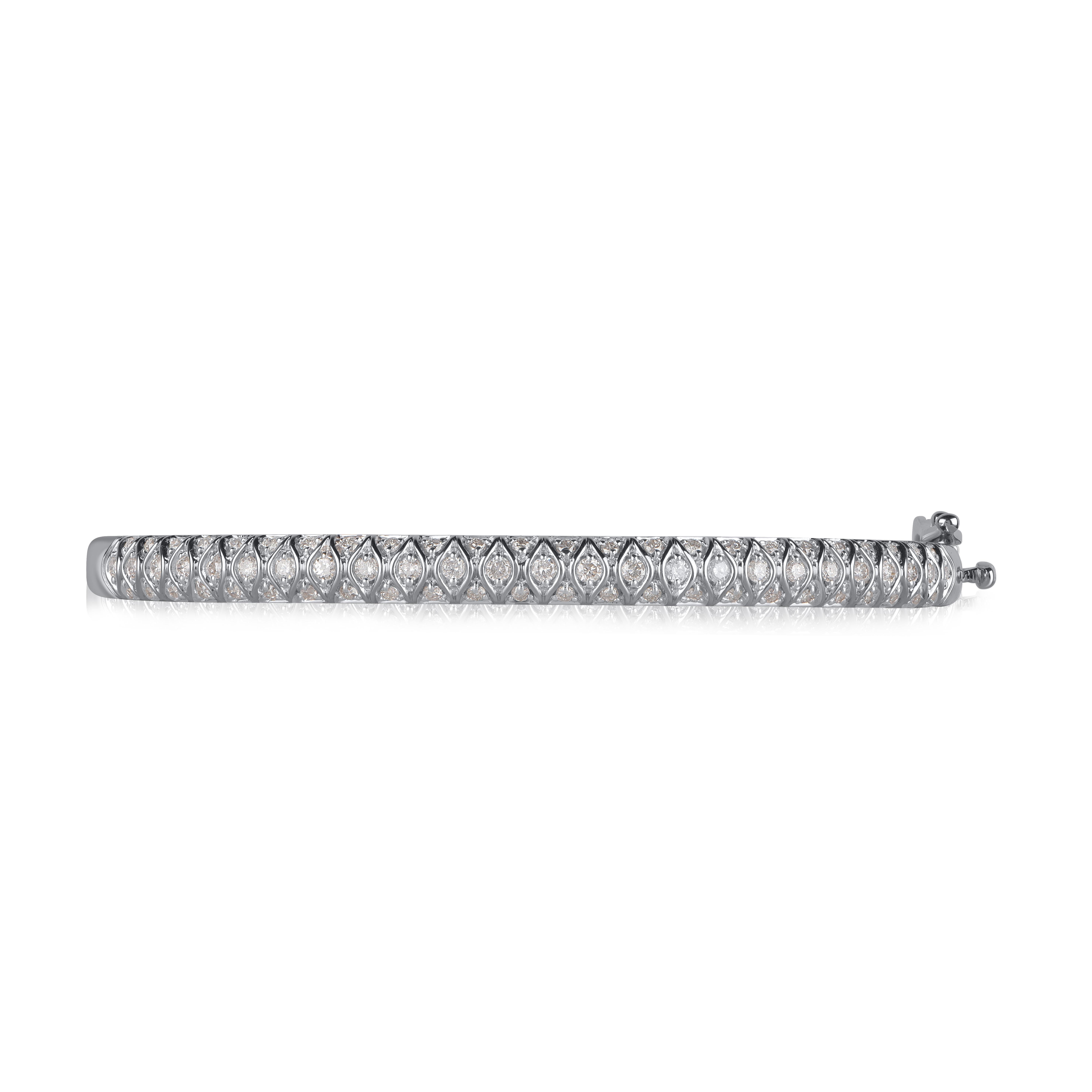 Klassisch und fesselnd - dieser Diamantarmreif ist ein Blickfang, zu dem Sie oft greifen werden. Dieser Designer-Diamantarmreif ist mit 73 Diamanten im Brillantschliff in Pave-Fassung verziert. Der Armreif ist aus 14-karätigem Weißgold gefertigt.