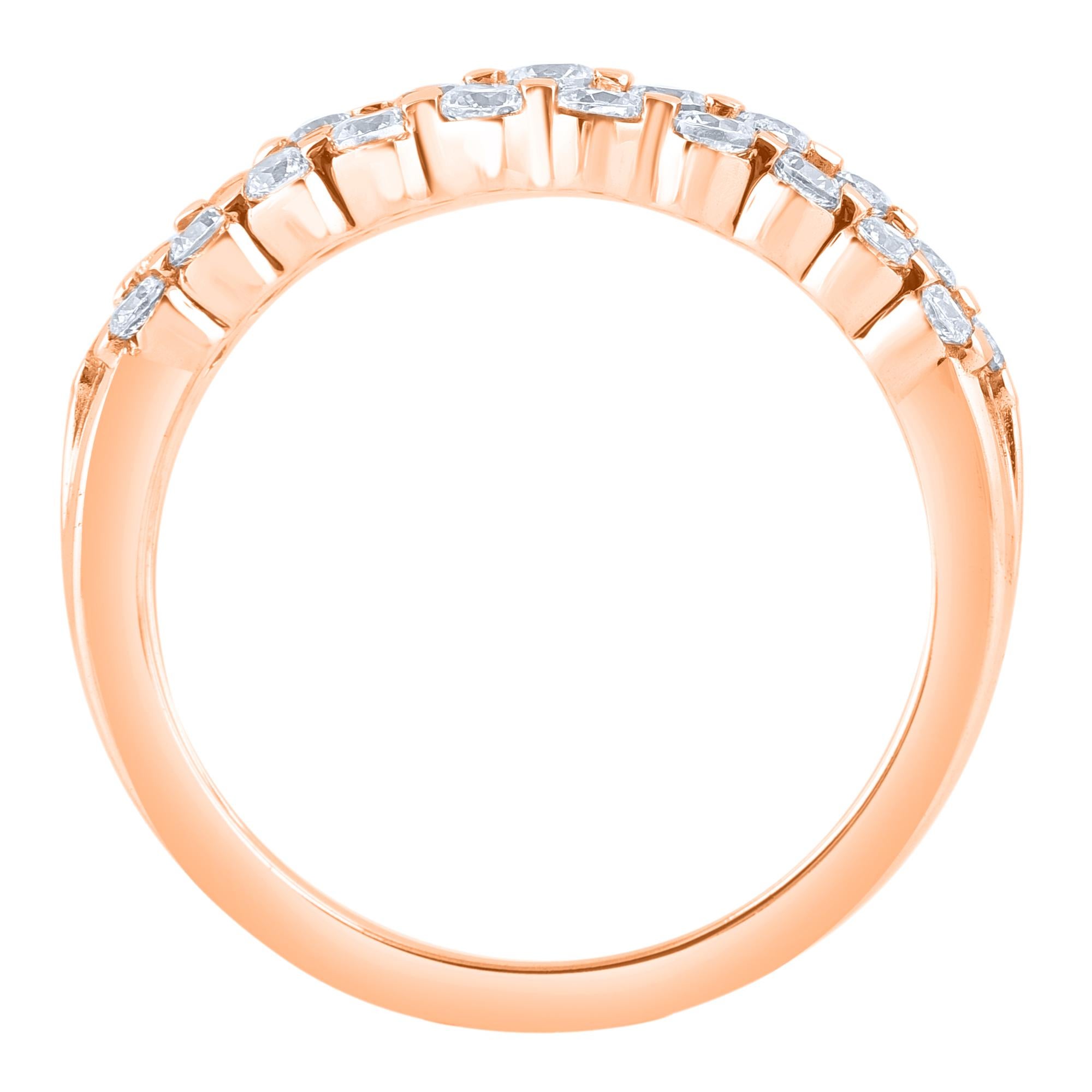 Lassen Sie Ihren schönsten Tag mit diesem Ehering erstrahlen. Von unseren Experten in 14 Karat Roségold gefertigt und mit 31 runden Diamanten im Brillantschliff in einer Kanalfassung verziert. Das Gesamtgewicht der Diamanten beträgt 1,0 Karat. Die