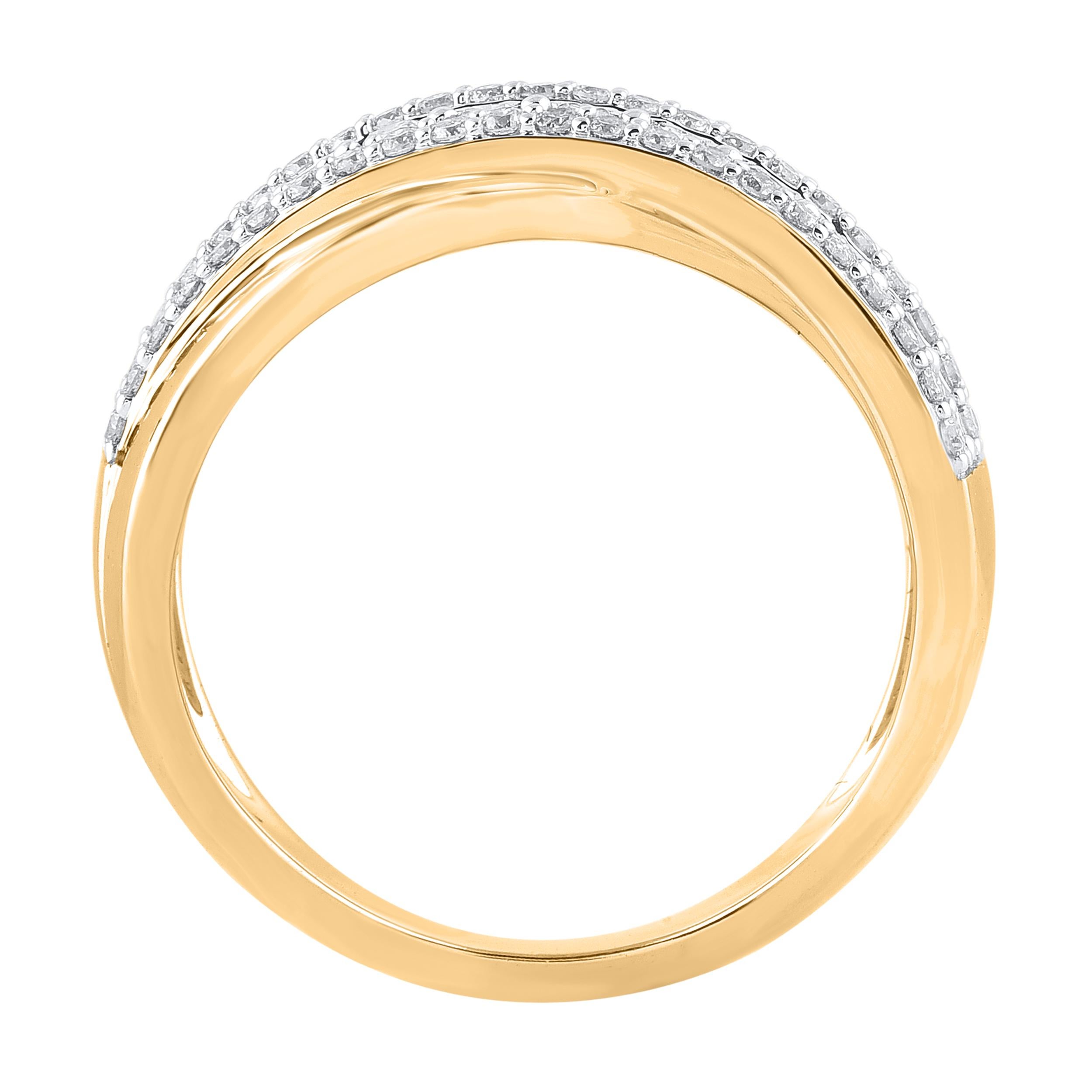 Realmente exquisito, este anillo de compromiso de diamantes será admirado por la belleza y elegancia clásicas inherentes a su diseño. Este precioso anillo está fabricado en oro amarillo de 14 quilates e incrustado con 91 diamantes naturales talla