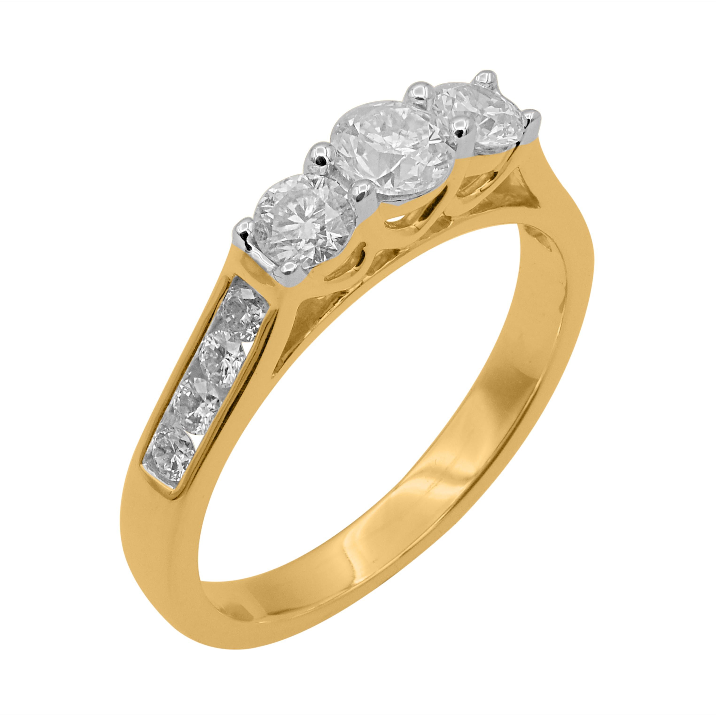 Bellamente, con un anillo de diamantes clásico de tres piedras. Este anillo de compromiso está salpicado de 11 diamantes redondos talla brillante en engaste de garra y canal. Anillo fabricado en oro amarillo de 14 quilates. Los diamantes blancos son