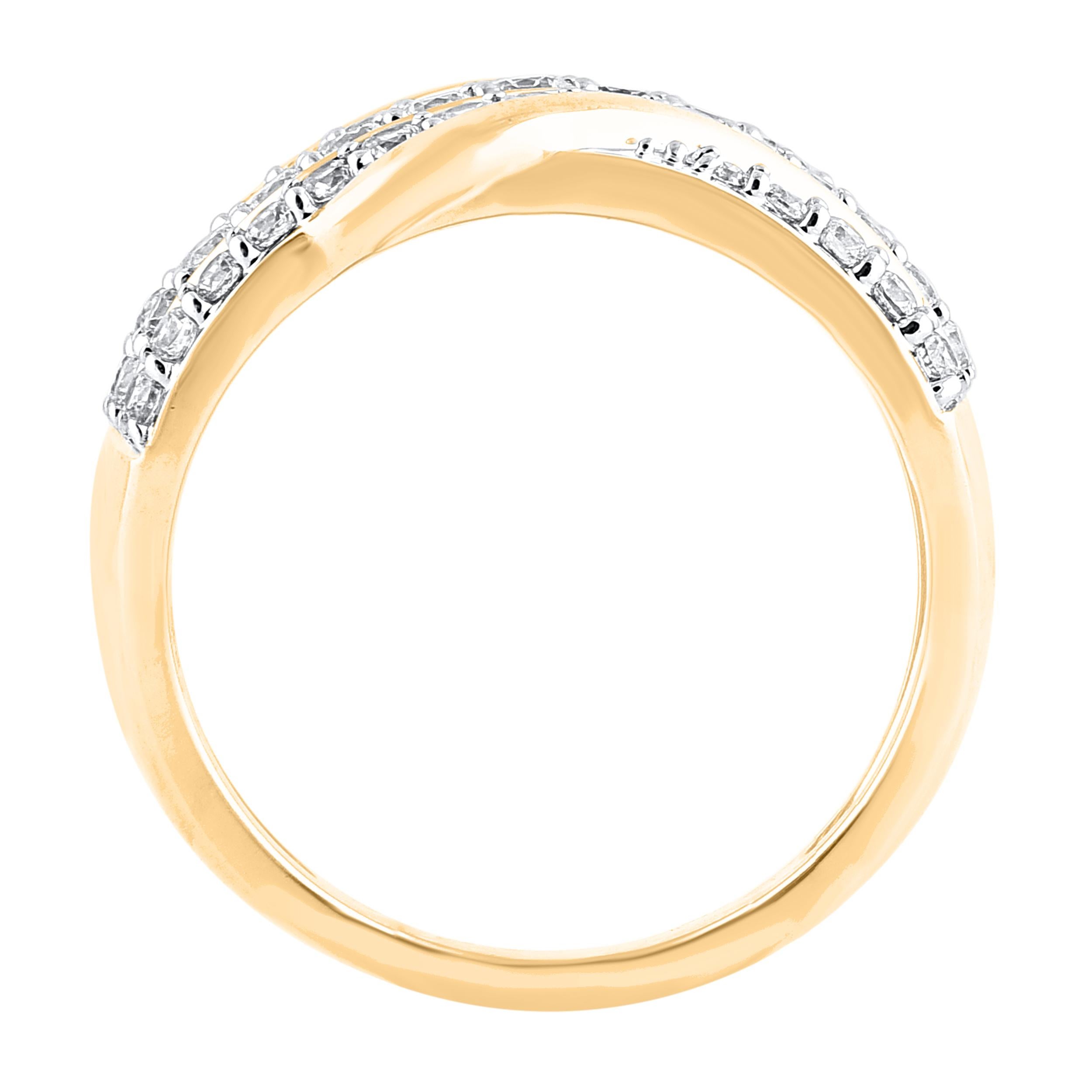 Realmente exquisito, este anillo de compromiso de diamantes será admirado por la belleza y elegancia clásicas inherentes a su diseño. El peso total de los diamantes es de 1,0 quilates, color H-I, pureza I-2. Este anillo está bellamente elaborado en
