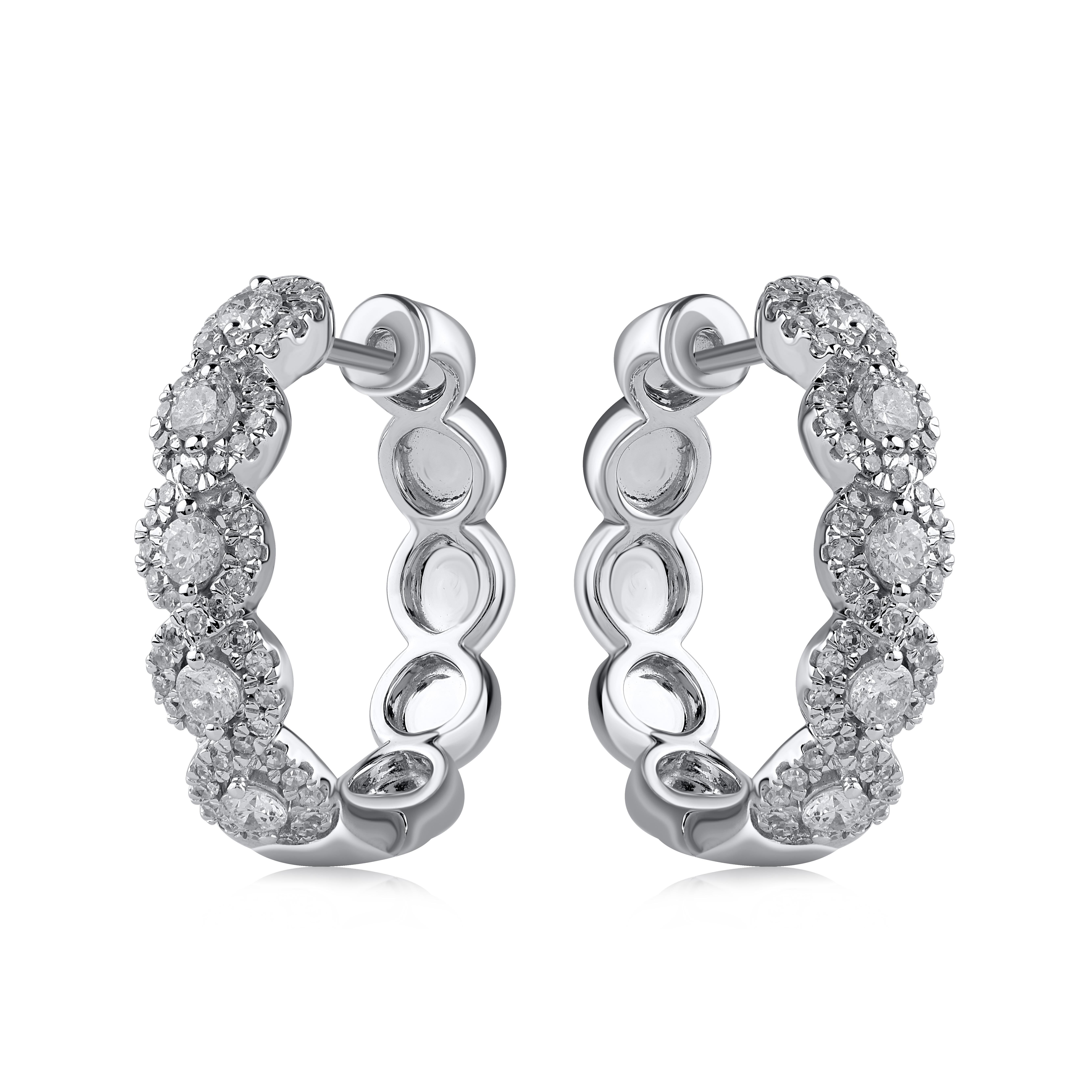 Diese zeitlosen und eleganten Diamantohrringe sind ein Stil, den Sie zu jedem Look in Ihrer Garderobe tragen werden. Gefertigt aus 14 Karat Weißgold mit 122 runden Diamanten in Zackenfassung. Diese Ohrringe werden mit Scharnieren befestigt. Die