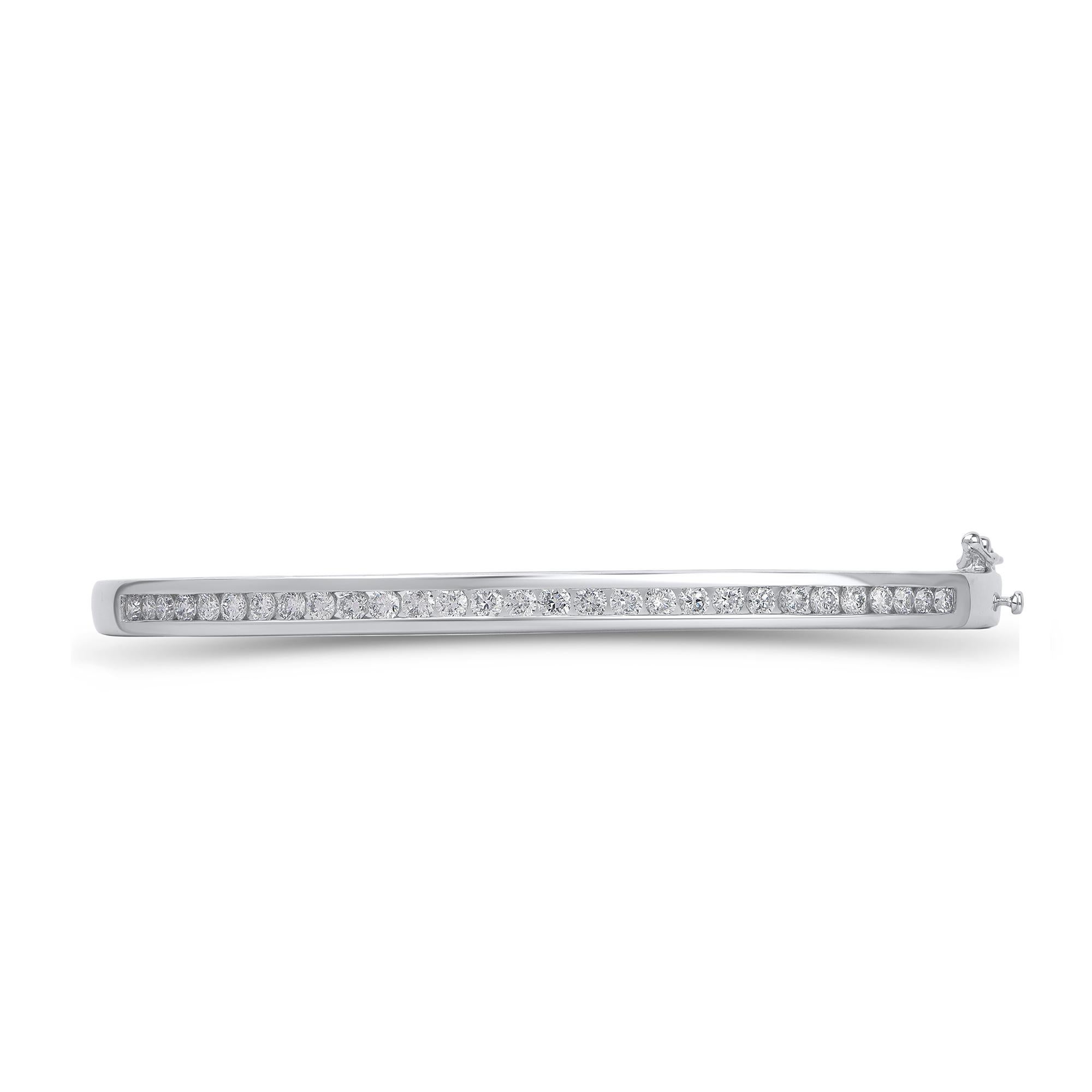 Magnifiquement réalisée par nos experts en interne en or blanc 10 carats et sertie de 29 diamants de taille ronde en serti clos. Les diamants sont de couleur H-I et de pureté I2-I3.