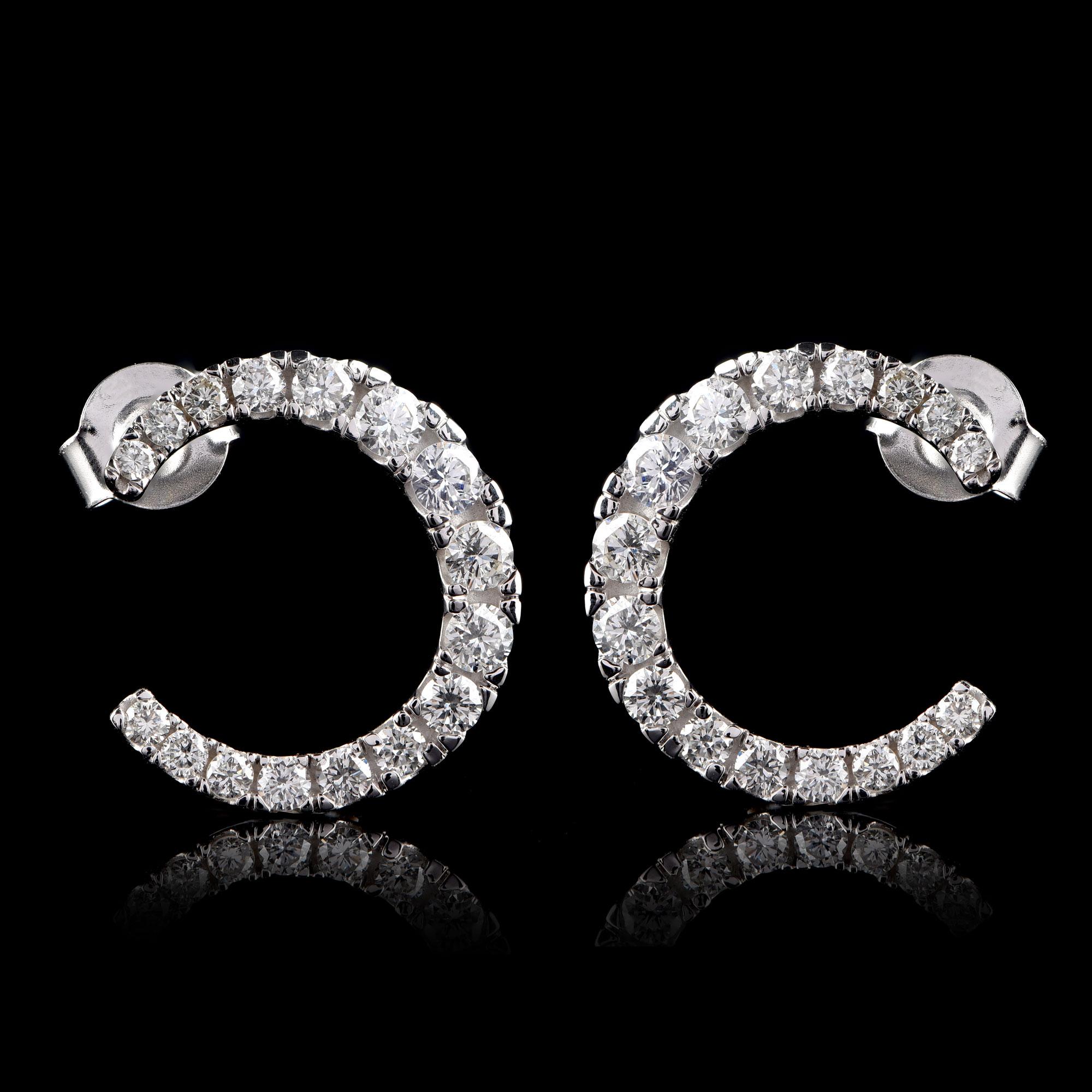 Questi seducenti orecchini brillano con 32 diamanti taglio brillante incastonati e realizzati in oro bianco 14kt. I diamanti sono classificati con colore HI e purezza I1.