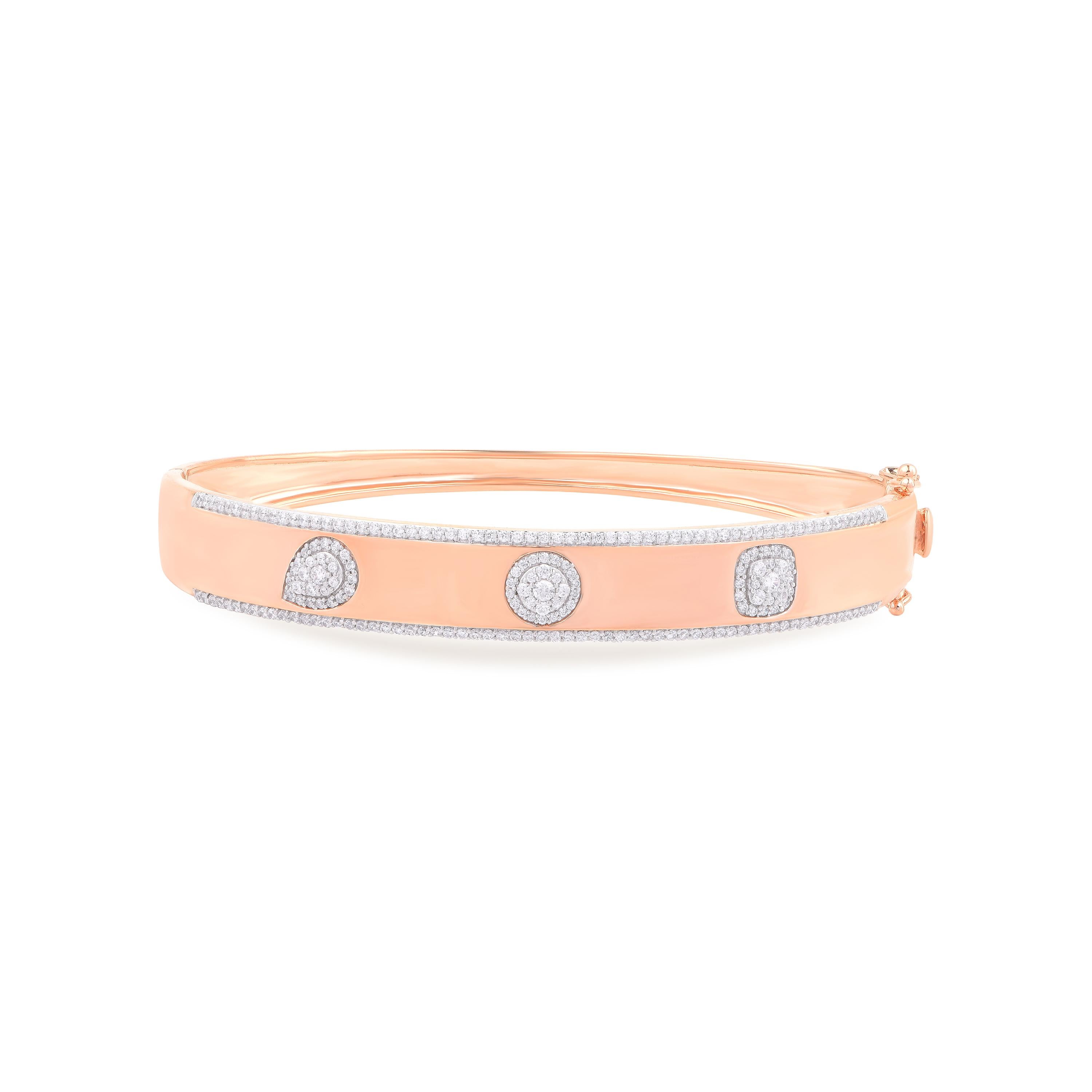 Fabriqué par nos experts internes en or rose 18 carats et rehaussé de 204 diamants taille brillant en pavé, pression et serti clos. Les diamants du bracelet sont de couleur H-I et de pureté I2.