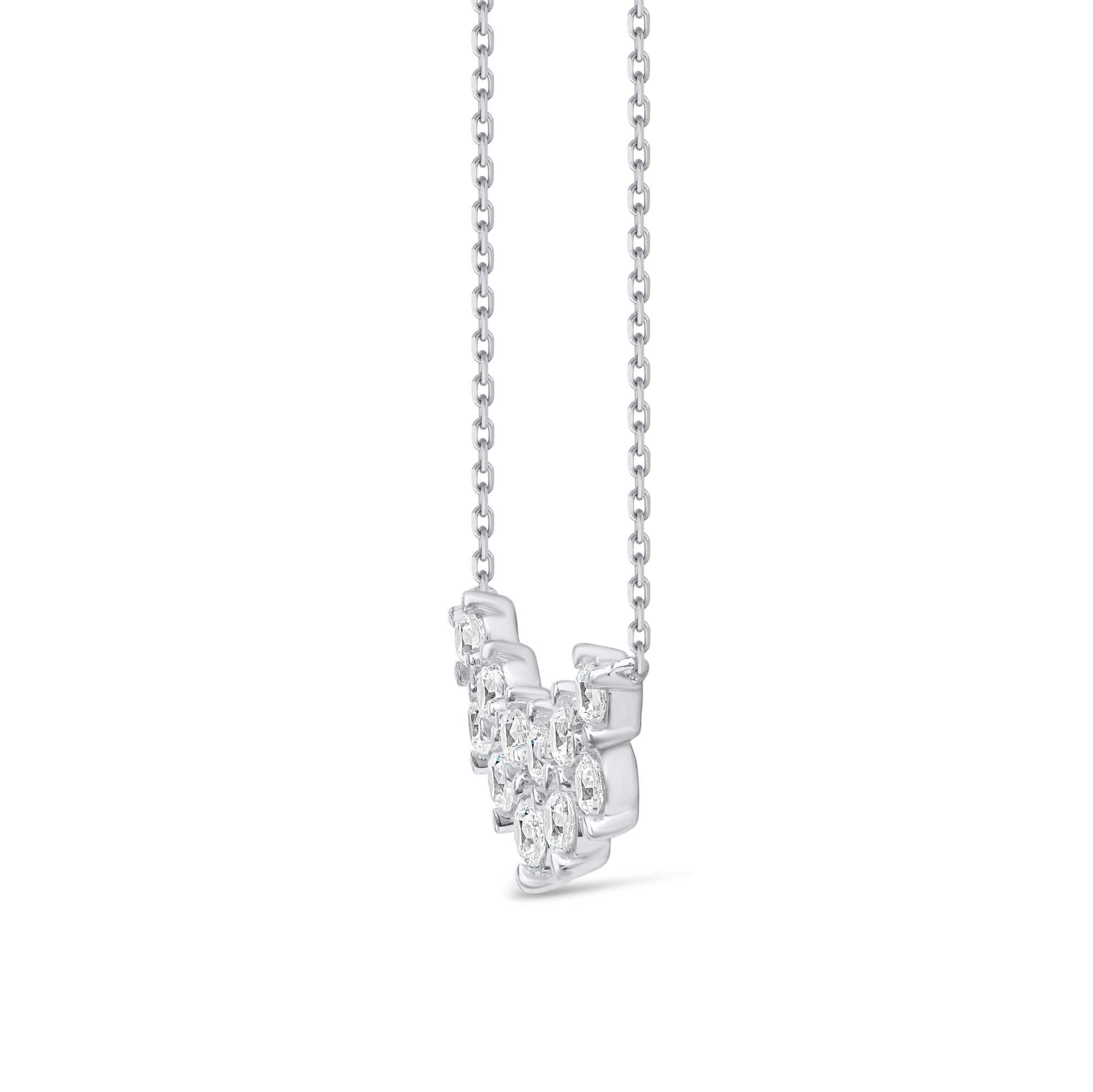 Fabriquée par nos experts en interne en or blanc 18 carats et rehaussée de 11 diamants brillants en serti clos. Les diamants sont classés couleur H-I, pureté I2. Il est accompagné d'une chaîne de 18 pouces. 

Cette pièce est fabriquée sur commande.