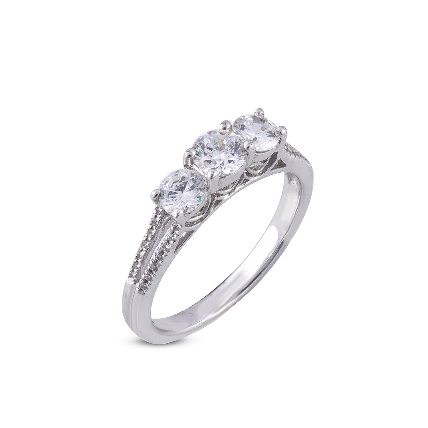Questo splendido design è caratterizzato da una pietra centrale da 0,40 carati e da 2 diamanti da 0,245 carati incastonati in un'incastonatura a forchetta che contiene 28 diamanti, realizzati dai nostri abili artigiani in oro bianco da 18 carati. I