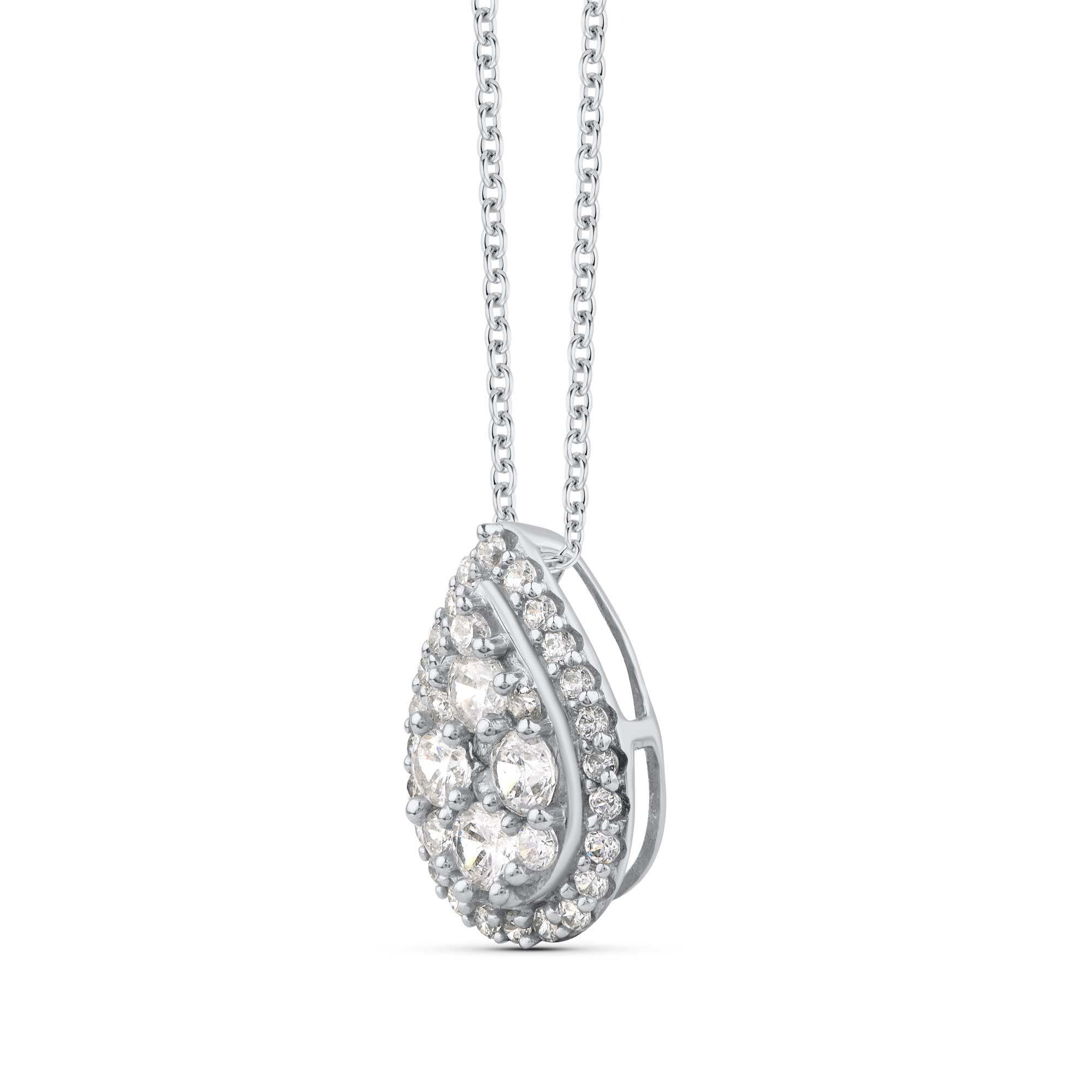 I diamanti taglio brillante splendidamente tempestati rendono questo pendente a goccia a forma di pera davvero accattivante. Disegnato in oro bianco 18 kt, tempestato di 35 diamanti taglio brillante con incastonatura a pressione e a forcina, viene
