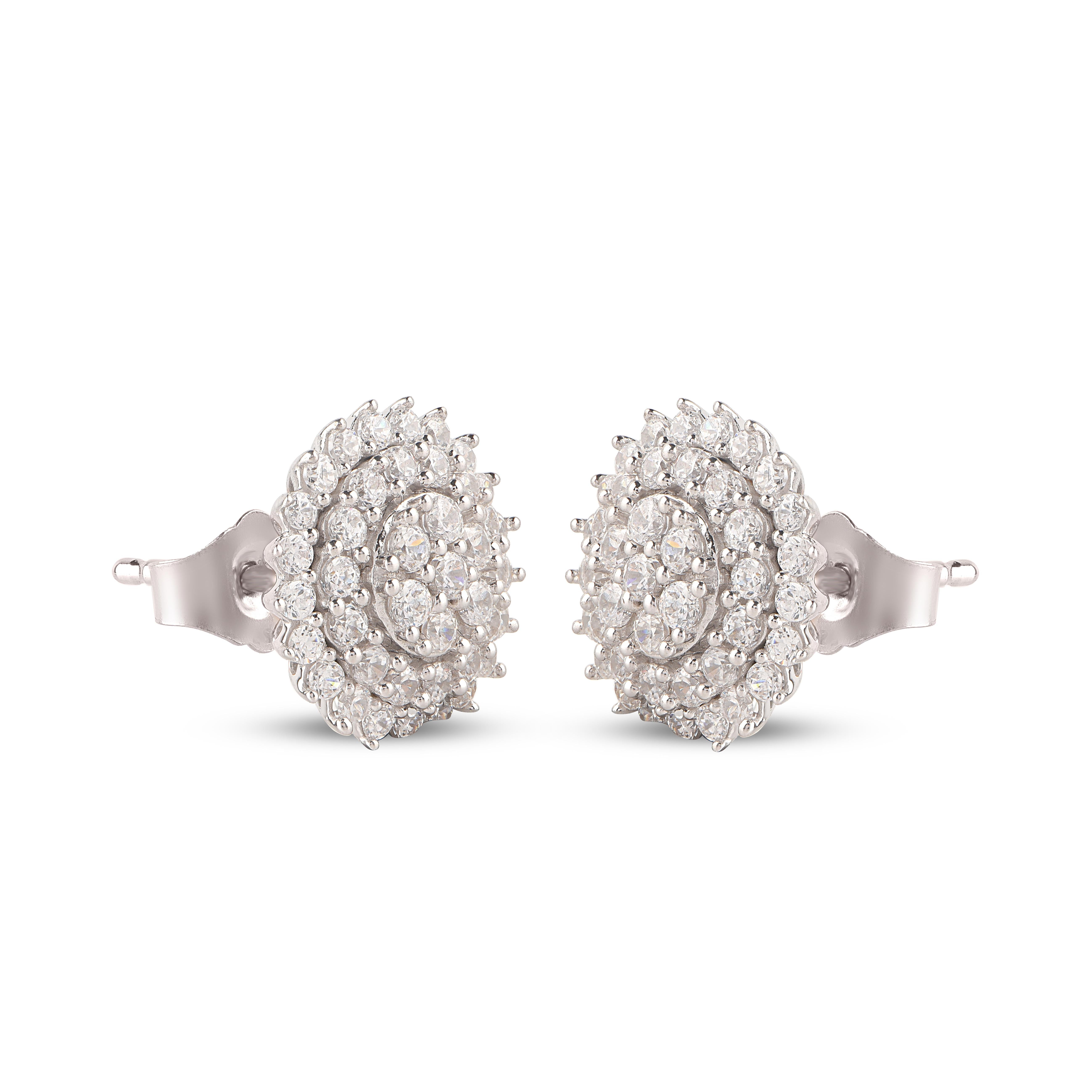 Questi splendidi orecchini a perno con fiori di diamante sono impreziositi da 84 diamanti taglio brillante incastonati e disegnati in oro bianco 18 carati. I diamanti sono classificati con colore H-I e purezza I2. 

Si fissano comodamente con Post &