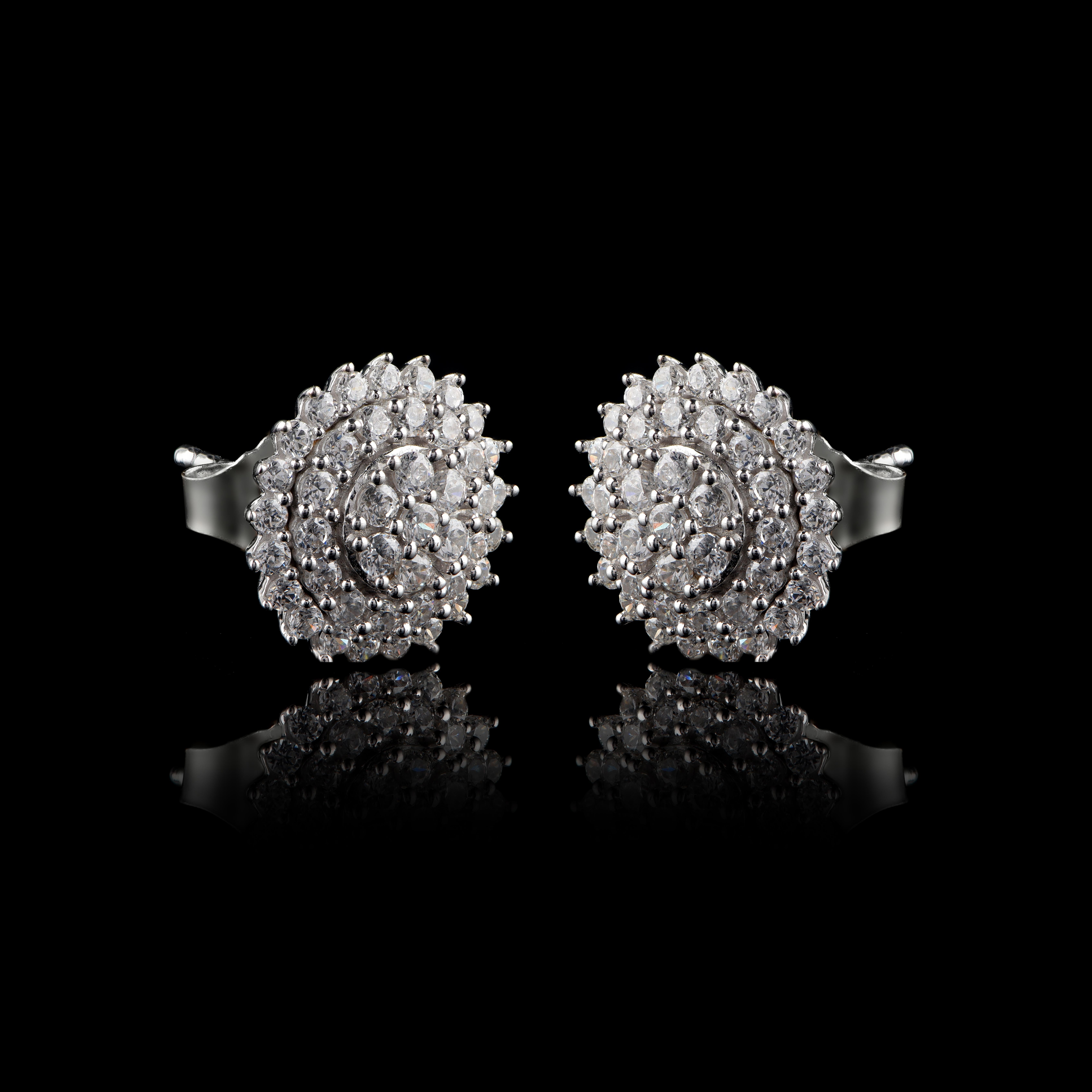 Taglio rotondo TJD Orecchini con design a girasole in oro bianco 18 carati con diamante da 1,0 carati in vendita