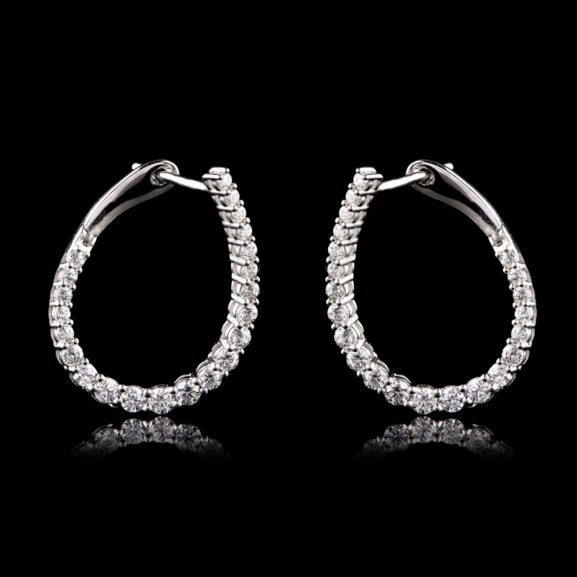 Questi orecchini a cerchio intrecciato di design sono impreziositi da 44 diamanti taglio brillante con incastonatura a griffe e realizzati dai nostri esperti interni in oro bianco 18 carati. I diamanti sono classificati con colore H-I e purezza I2.