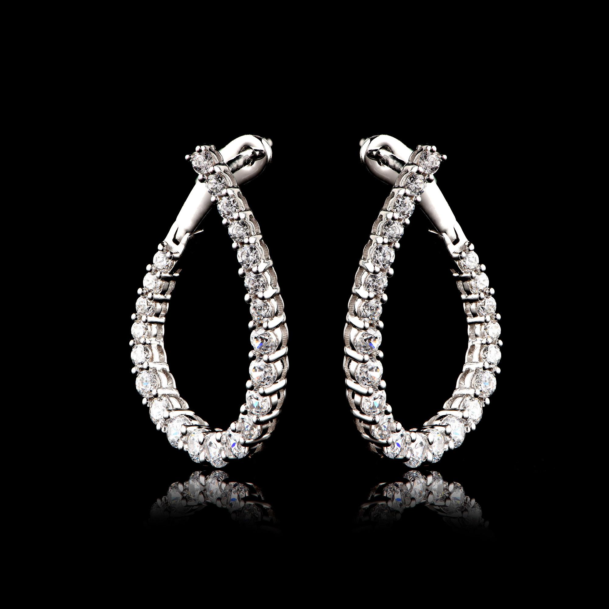 Contemporaneo TJD Orecchini a cerchio di charme con diamante da 1,0 carati in oro bianco 18 carati in vendita