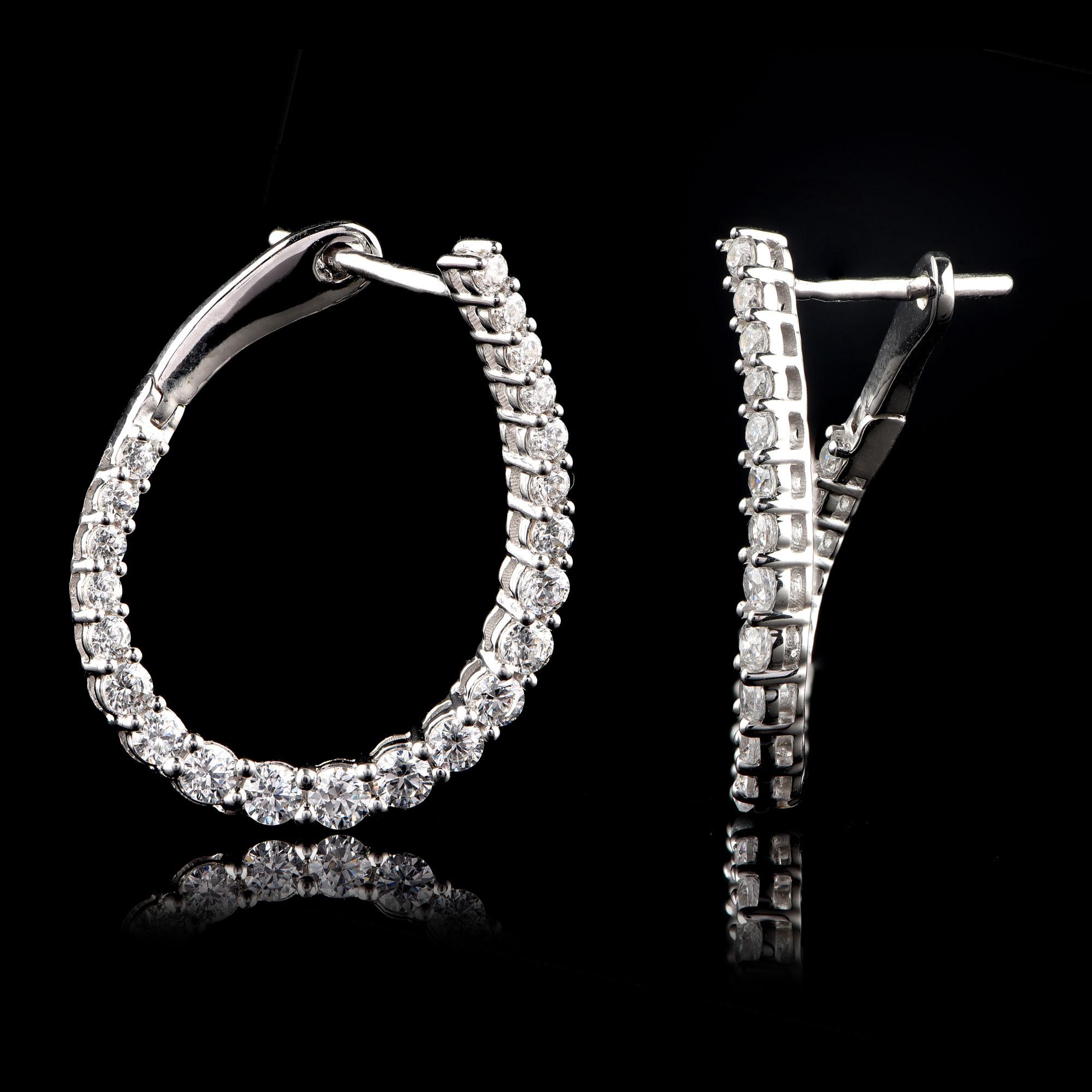 Taglio rotondo TJD Orecchini a cerchio di charme con diamante da 1,0 carati in oro bianco 18 carati in vendita