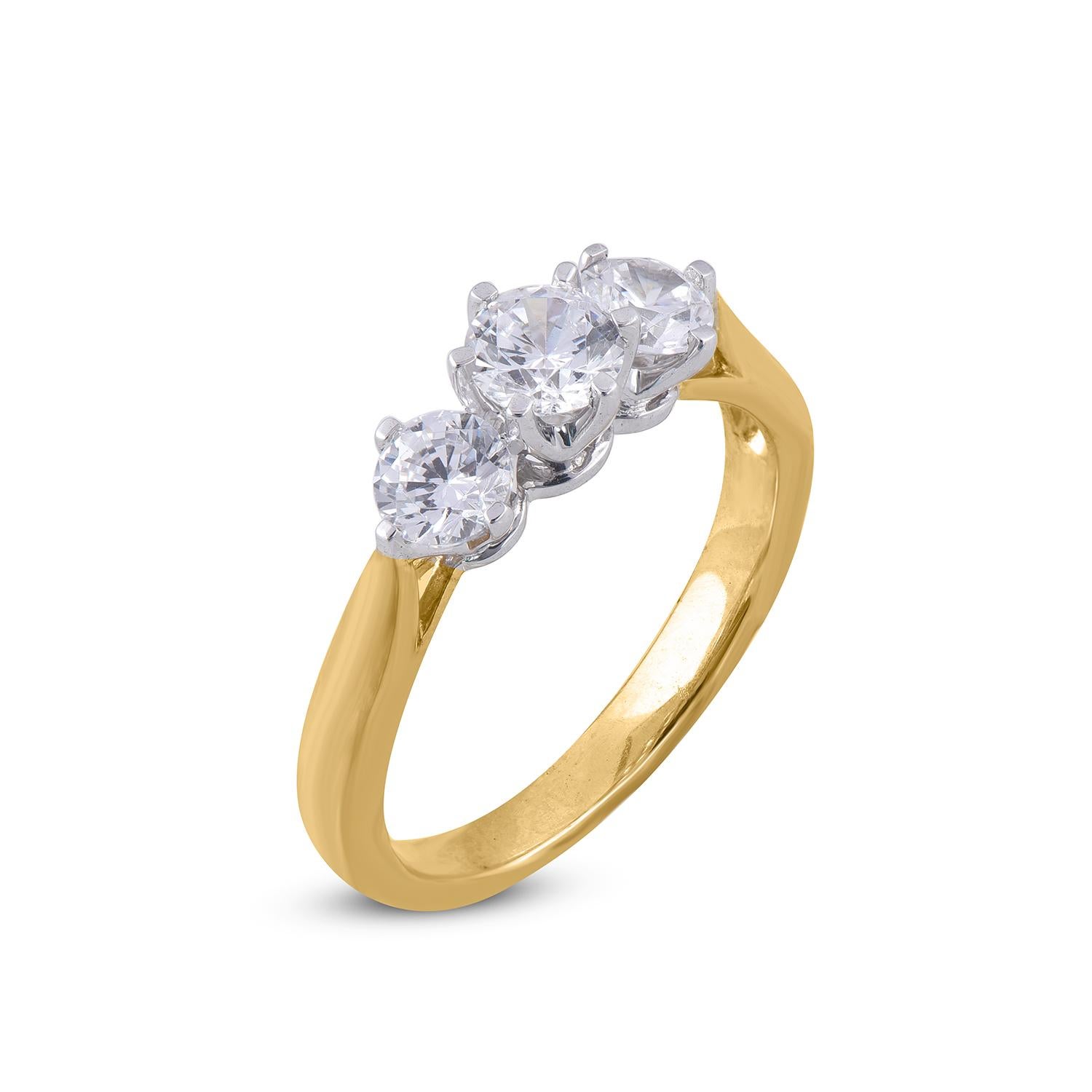 Questo elegante anello di diamanti brilla con 3 diamanti taglio brillante incastonati e lavorati a mano in oro giallo 18 carati, con una pietra centrale di 0,40 carati e 0,30 carati per ciascun lato incastonati. I diamanti hanno una gradazione di
