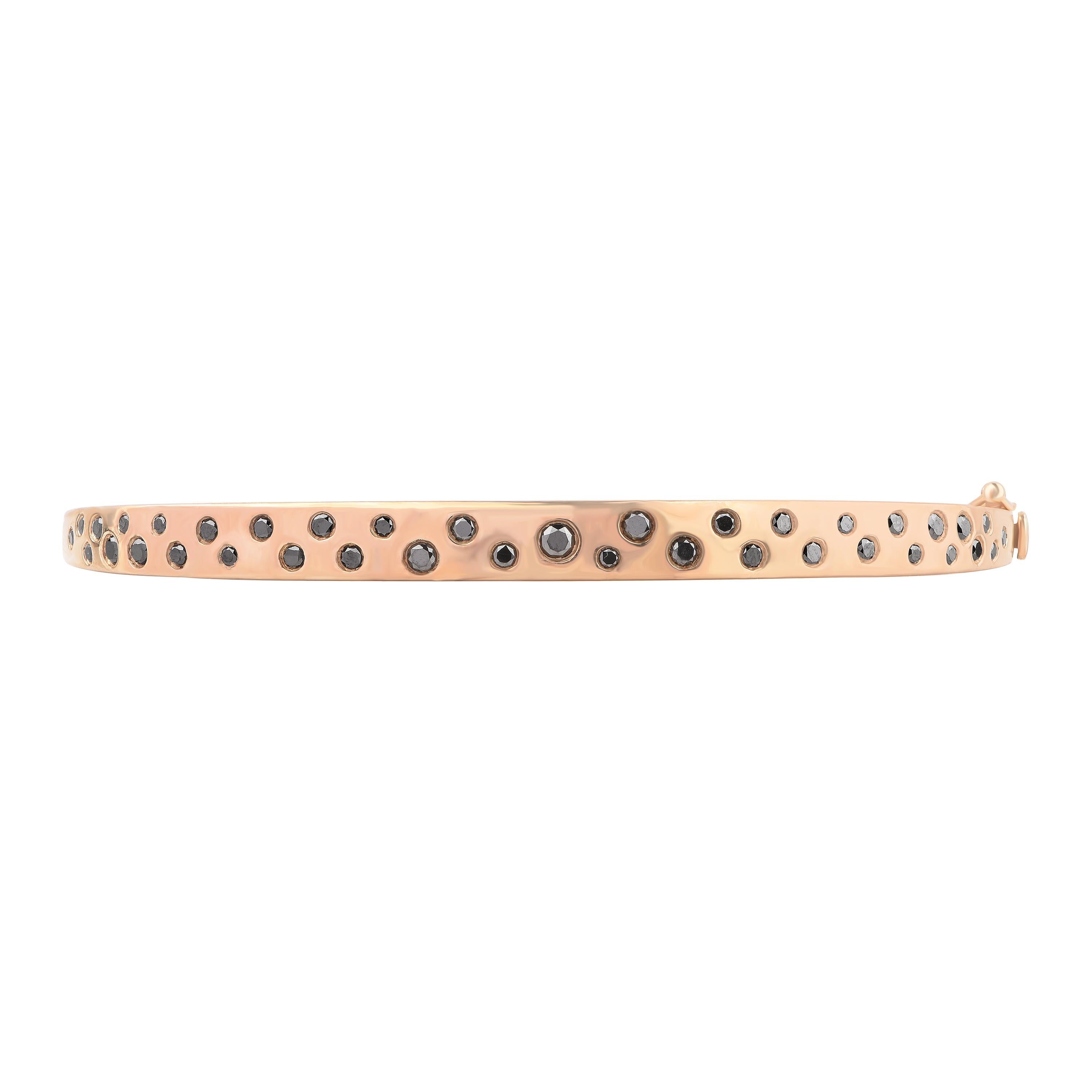 Contemporain Bracelet jonc à charnière en or jaune 18 carats avec diamants noirs ronds traités de 1,0 carat TJD en vente