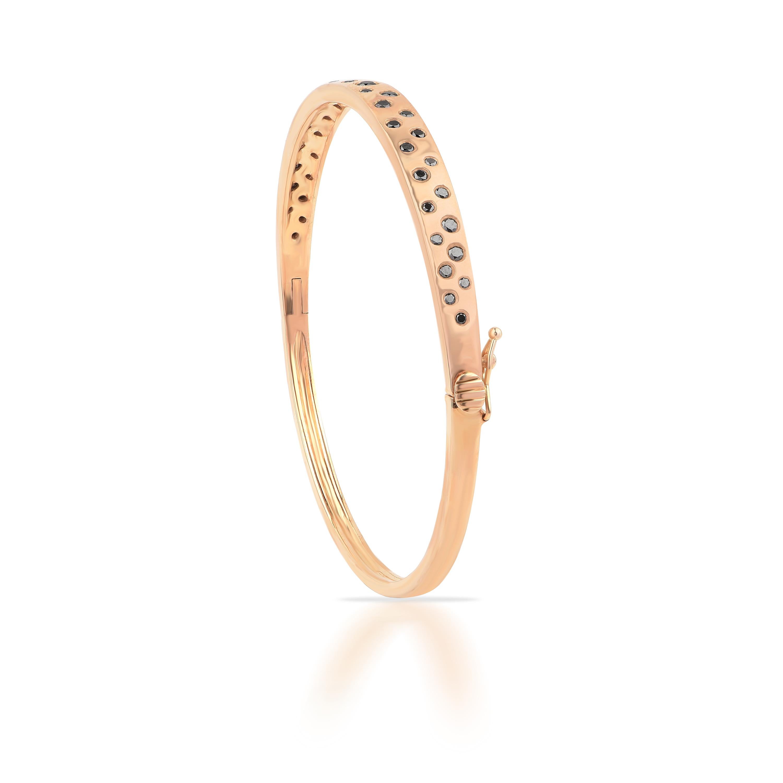 Taille ronde Bracelet jonc à charnière en or jaune 18 carats avec diamants noirs ronds traités de 1,0 carat TJD en vente