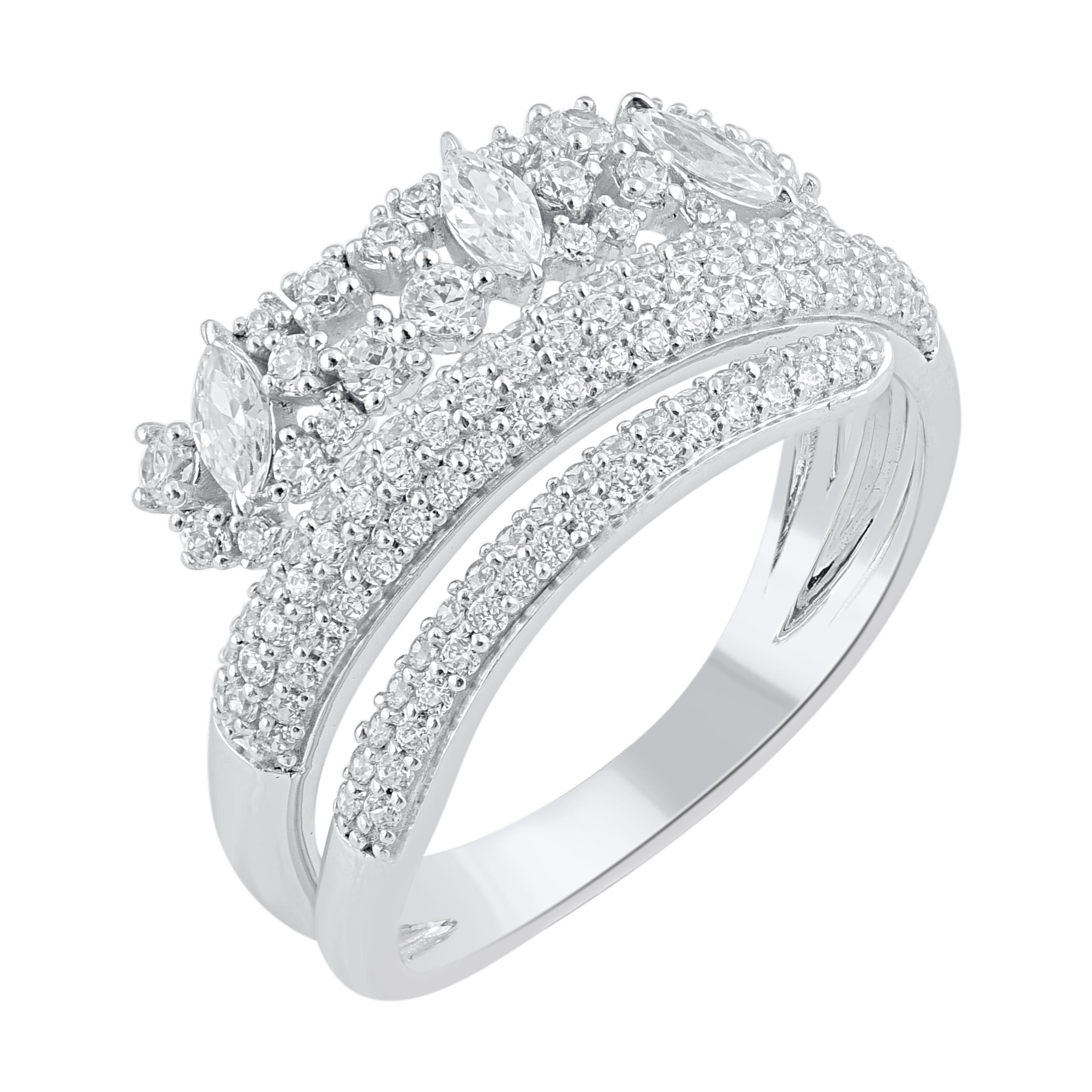 Un simbolo significativo del vostro impegno senza fine. Questo bellissimo anello è realizzato in oro bianco da 14 carati e presenta 126 diamanti a taglio singolo, taglio brillante e marquise incastonati in griffe, pave e marquise. I diamanti bianchi