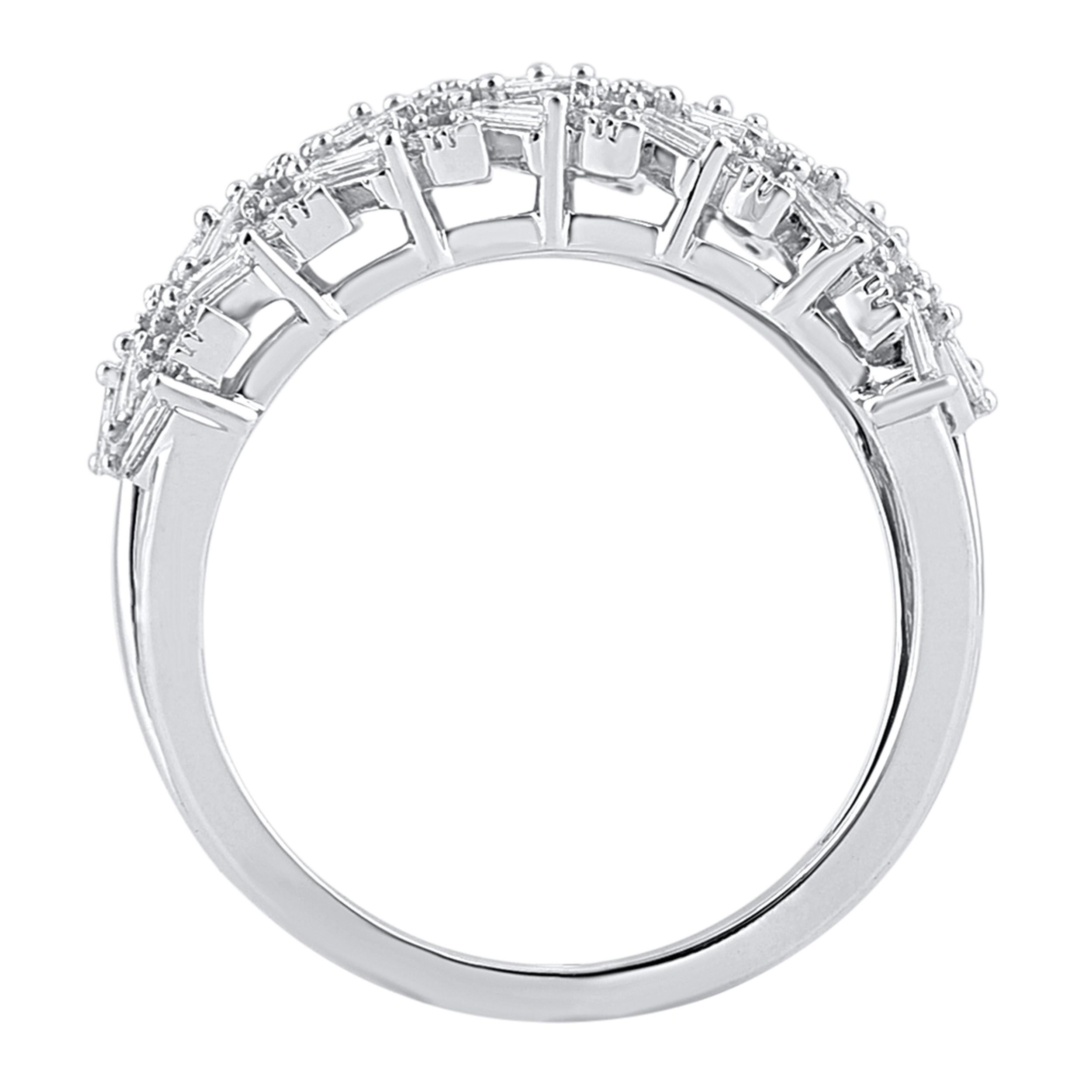 Davvero squisita, questa fede con diamante sarà sicuramente ammirata per l'intrinseca bellezza ed eleganza classica del suo design. Questo anello è splendidamente realizzato in oro bianco 14 carati e incastonato con 100 diamanti rotondi a taglio
