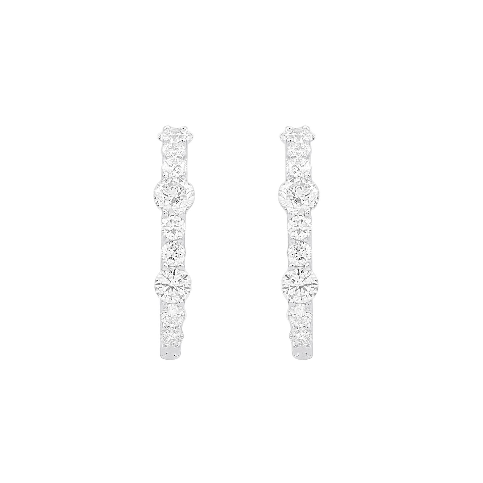 Bringen Sie Charme in Ihren Look mit diesen Diamant-Ohrringen. Dieser Ohrring ist wunderschön gestaltet und mit 18 runden Diamanten im Brillantschliff besetzt, die in einer Zackenfassung gefasst sind. Wir verwenden nur natürliche, 100% konfliktfreie