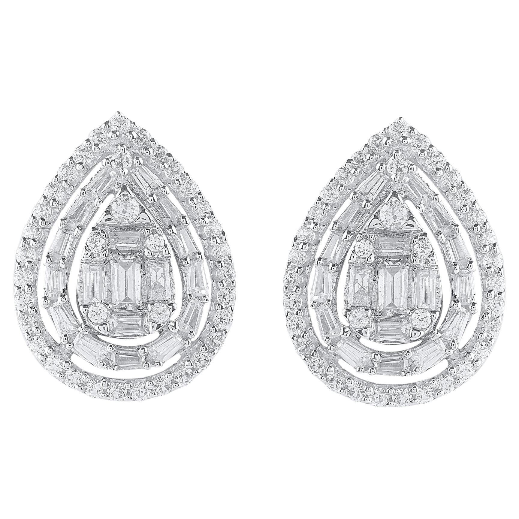 Intemporelles et élégantes, ces boucles d'oreilles en diamant passent du jour à la nuit avec aisance. Cette boucle d'oreille est magnifiquement conçue et sertie de 110 diamants ronds et baguettes de taille naturelle et brillante, montés en serti
