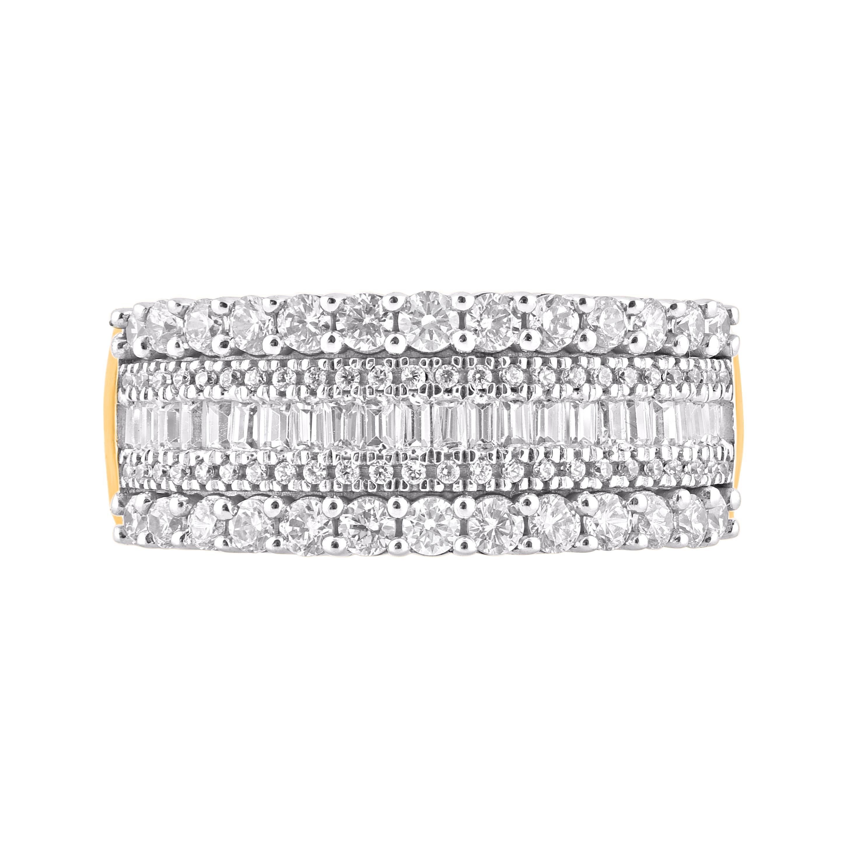 Osez éblouir en portant ce bracelet audacieux et astucieux en or jaune. Magnifiquement conçu par nos experts en or jaune 14 carats et orné de 95 diamants taille brillant et taille baguette en serti clos et en serti canal. Le poids total des diamants