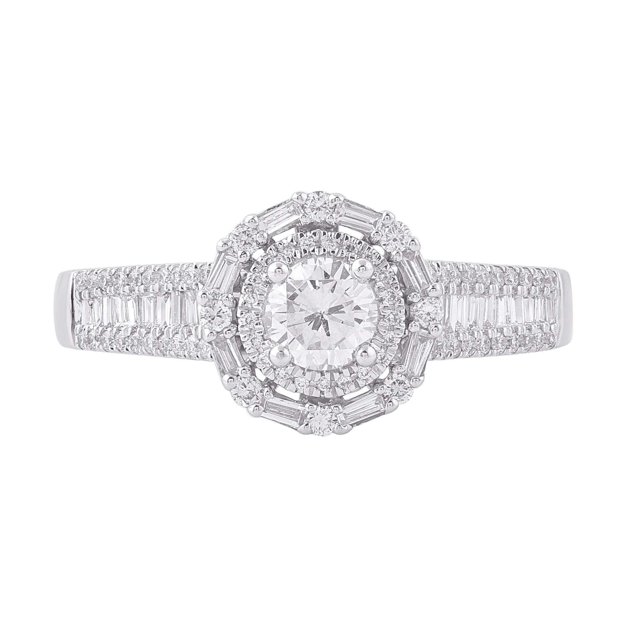 Exprésale tu amor de la forma más clásica con este anillo halo. Este anillo está fabricado por expertos en oro blanco de 14 quilates y presenta 102 diamantes de talla redonda y baguette engastados en garra y canal. El peso total del diamante es de
