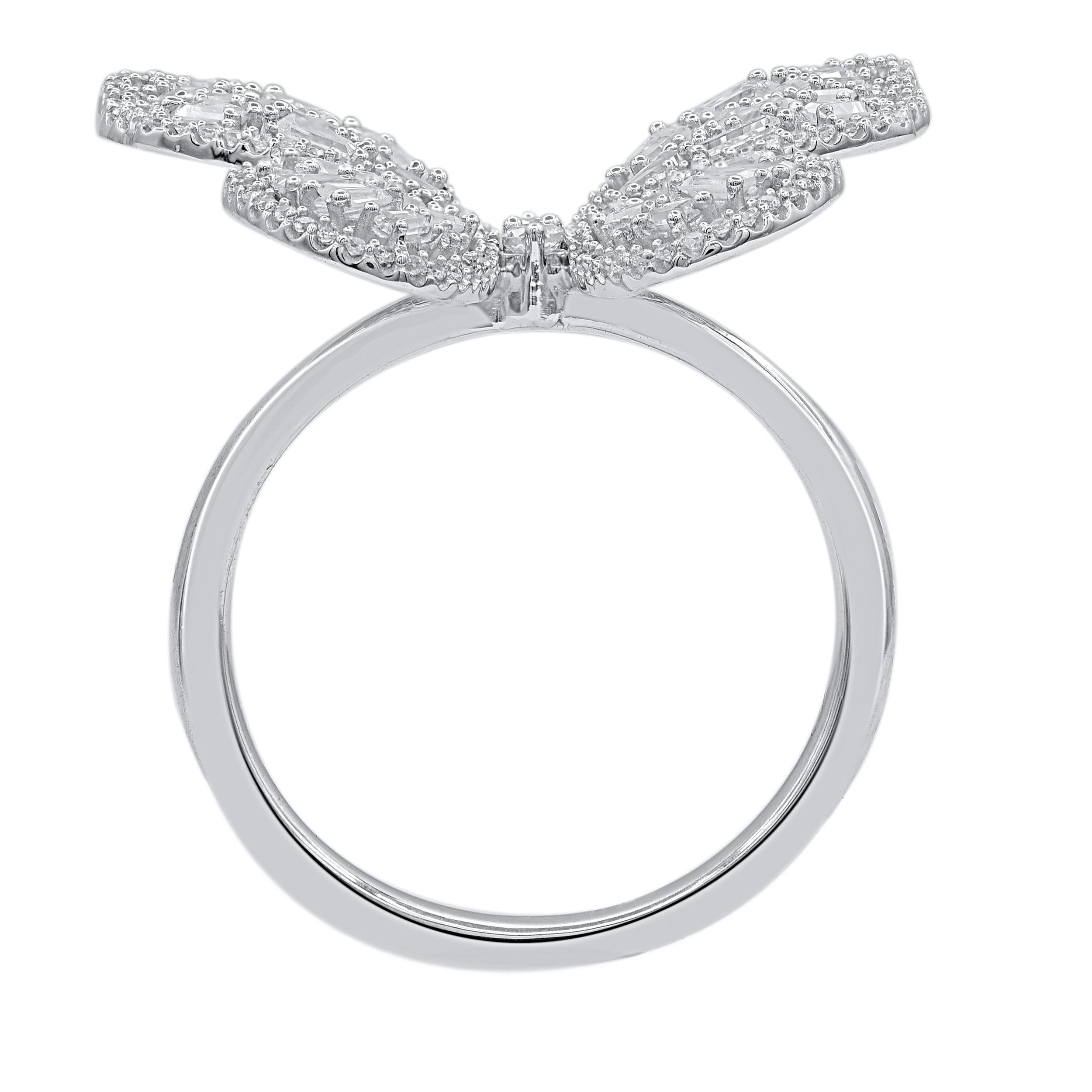 Este anillo de mariposa añade un toque de fantasía a cualquier atuendo. Este anillo está bellamente elaborado en oro blanco de 14 quilates e incrustado con 182 diamantes talla única, talla brillante y baguette engastados en garras. El peso total de