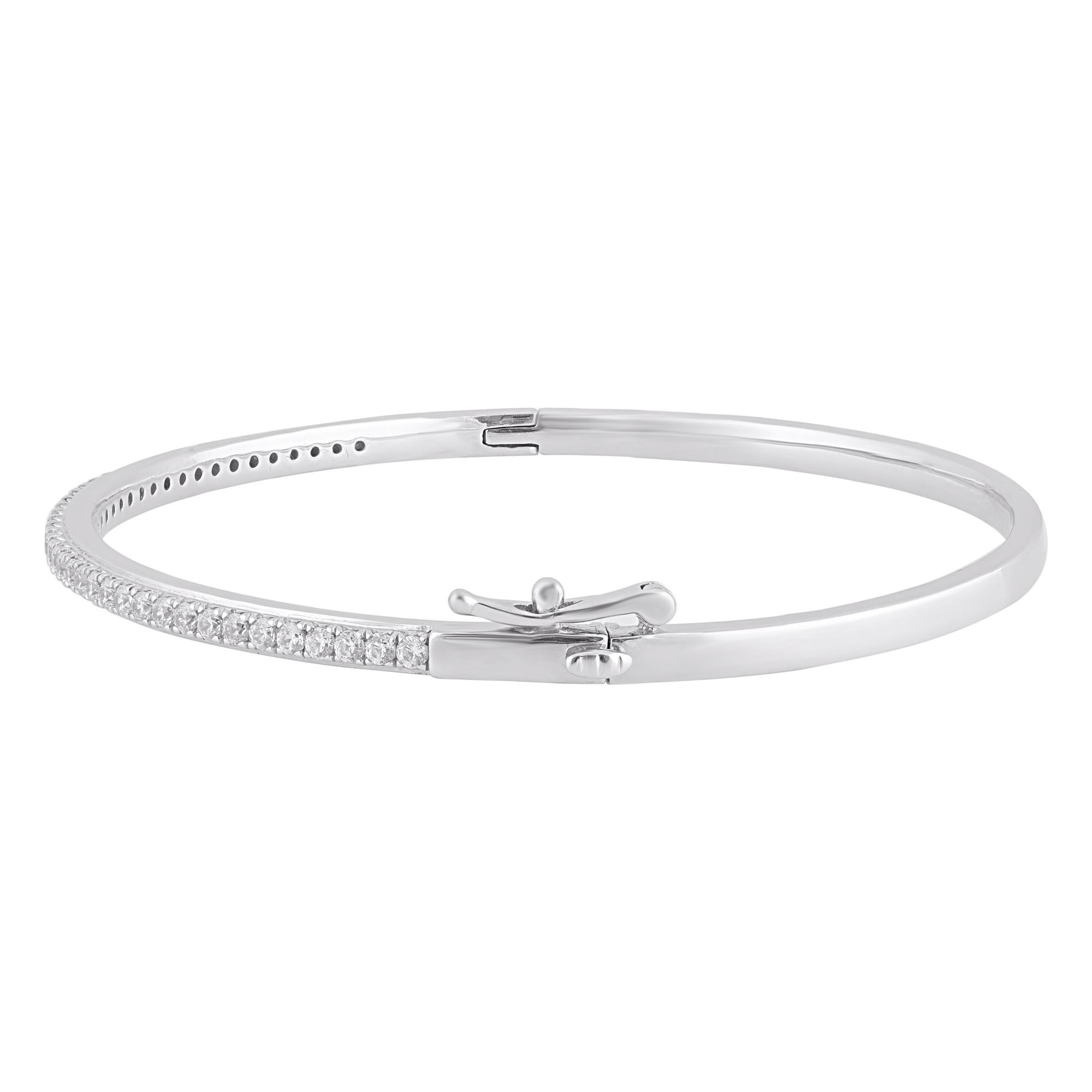 Exprimez votre style sophistiqué avec ce magnifique bracelet en diamants. Cette bague est magnifiquement réalisée en or blanc 14 carats et sertie de 41 diamants naturels de taille brillant en sertissage français. Le poids total des diamants est de