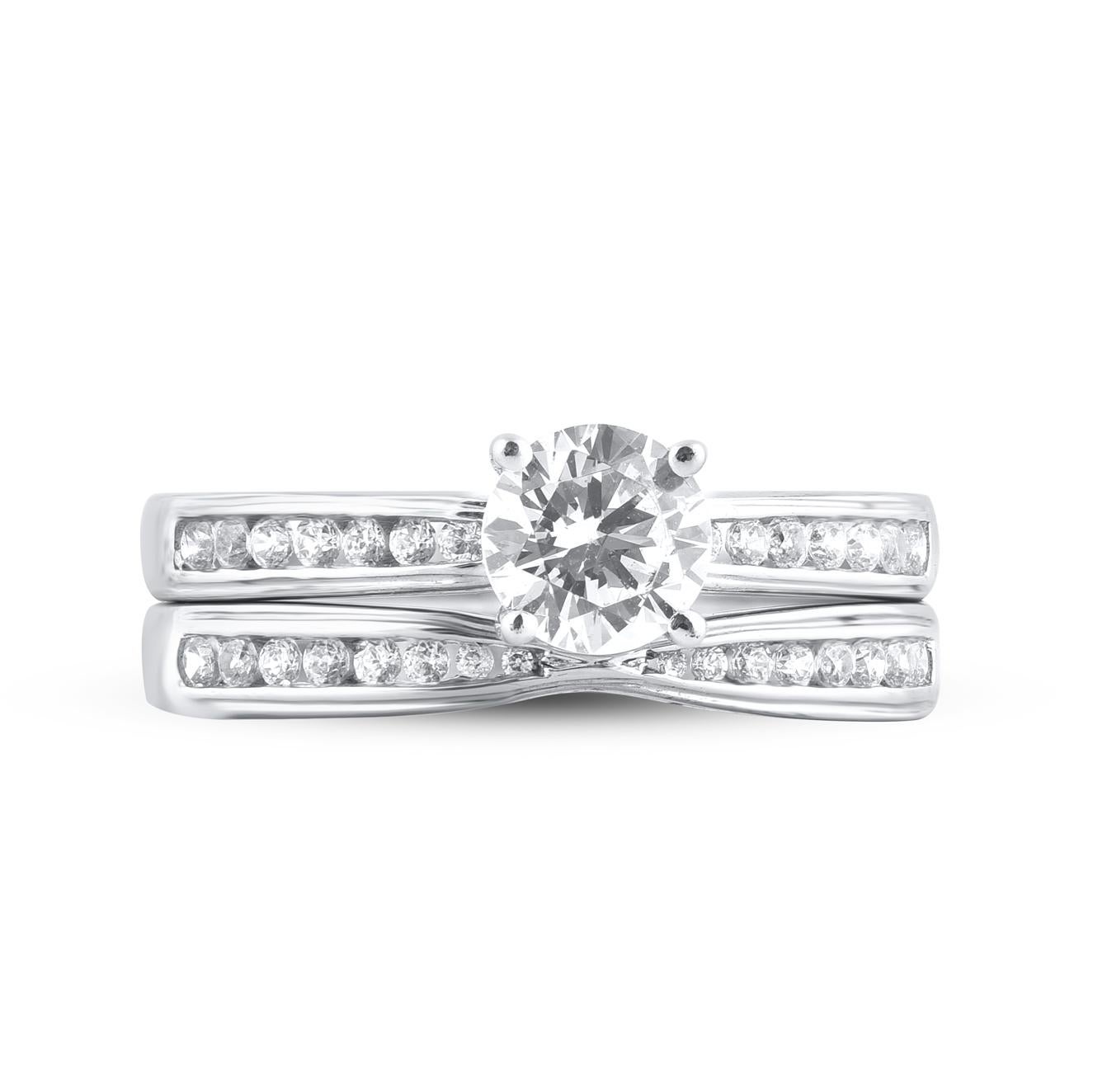 Expresa tu amor con este conjunto nupcial de diamantes clásico y tradicional. Fabricada en oro blanco de 14 quilates. Esta alianza presenta 31 brillantes diamantes de talla brillante y diamantes redondos de talla única bellamente engastados en garra