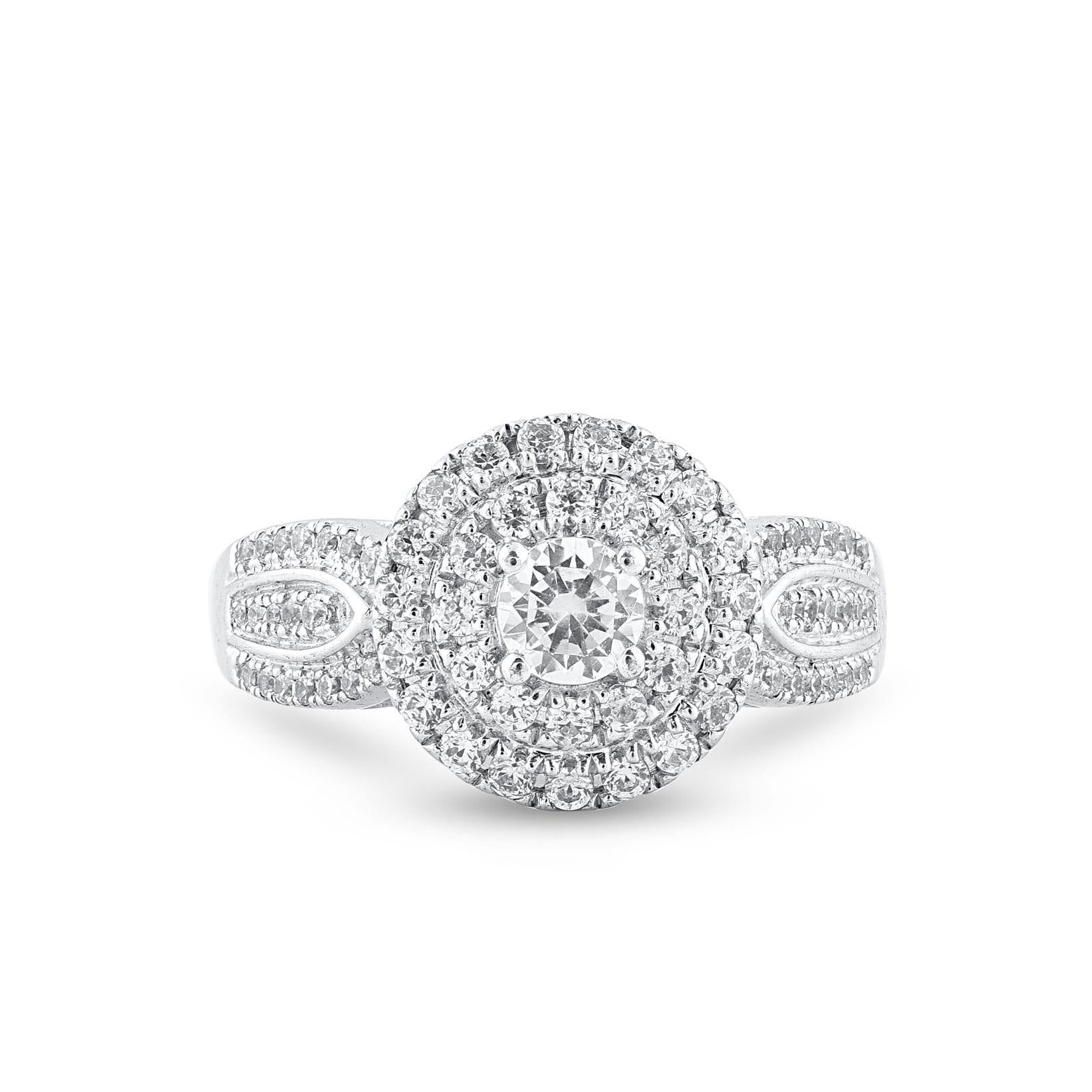 Gánate su corazón con esta alianza de diamantes clásica y elegante. Estos anillos de diamantes están salpicados de 82 diamantes redondos de talla única y talla brillante en engaste de garras y pavé, y elaborados en oro blanco de 14 quilates. Los