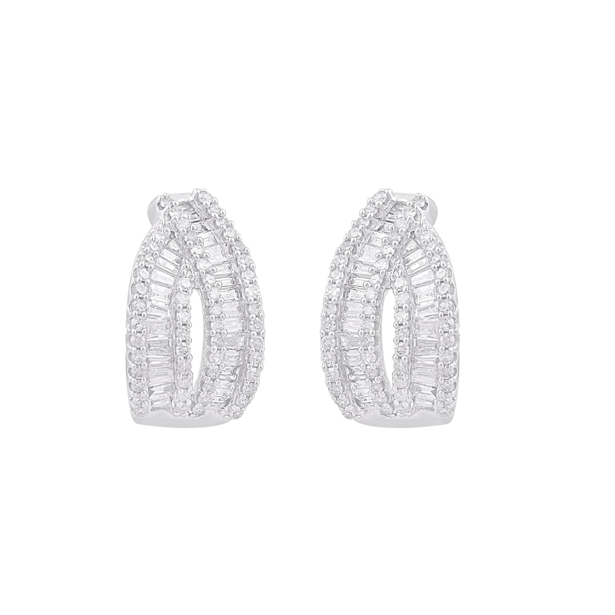 Bringen Sie Charme in Ihren Look mit diesen Diamant-Ohrringen. Dieser Ohrring ist wunderschön gestaltet und mit 156 runden Diamanten im Einzelschliff und Baguette-Diamanten besetzt, die in Zacken- und Kanalfassung gefasst sind. Wir verwenden nur
