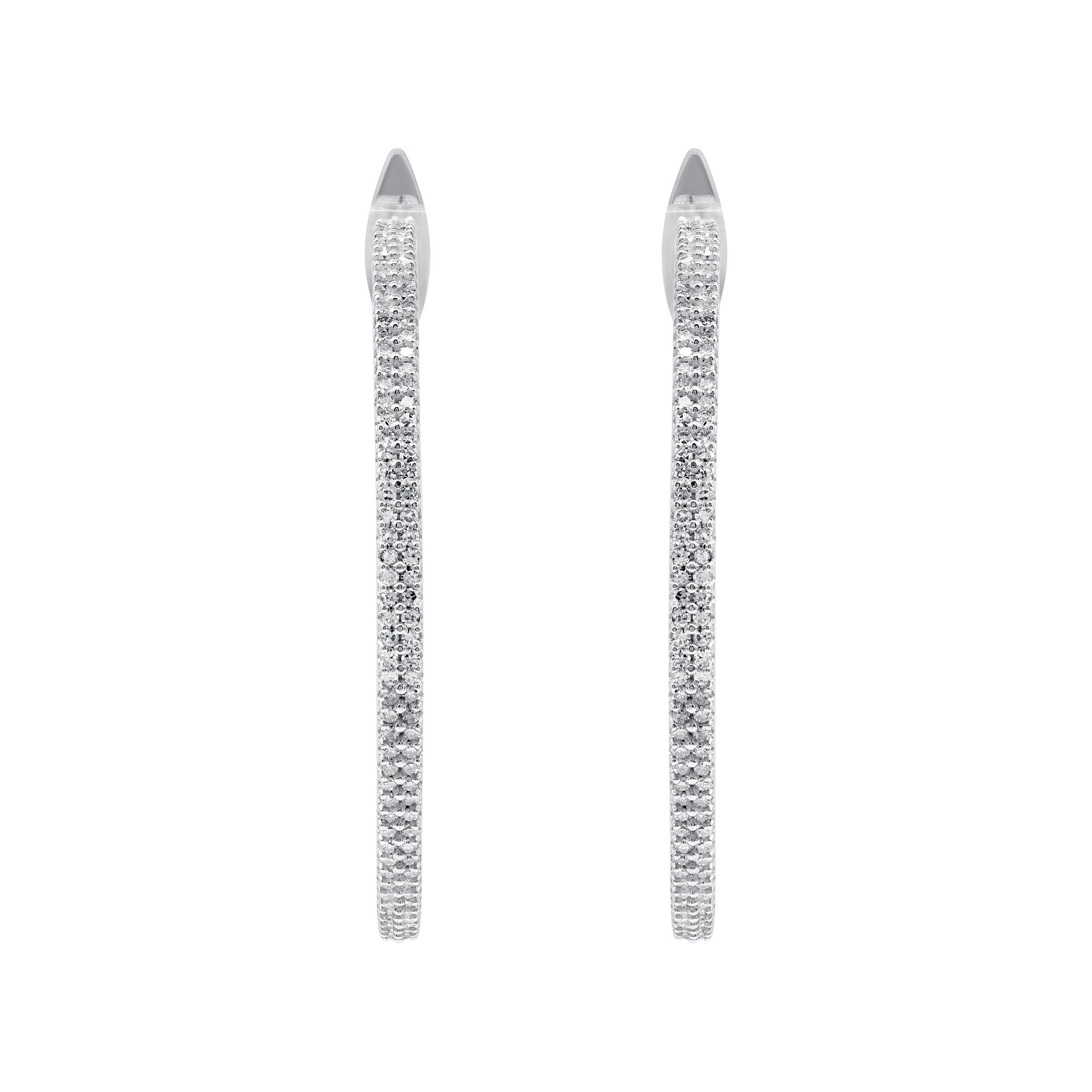 Die funkelnden Inside-Out-Diamantohrringe sind in aufwändiger Handarbeit aus 14 Karat Weißgold gefertigt und mit 360 runden Diamanten in einer eleganten Zackenfassung besetzt. Die Diamanten werden als H-I Farbe, I-2 Reinheit eingestuft. Das