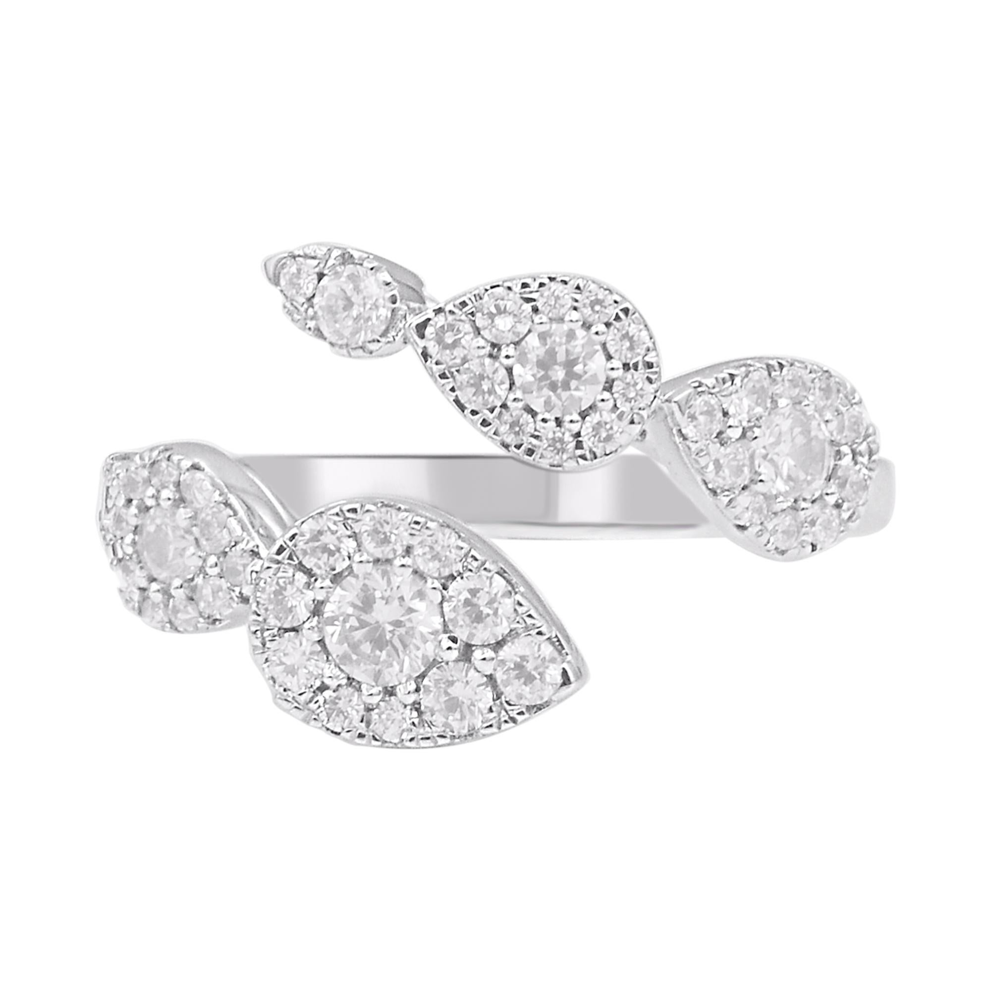 Seguro que se convertirá en tu favorita al instante, esta brillante alianza de diamantes en bypass celebra vuestro romance. El anillo está fabricado en oro de 14 quilates en blanco, rosa o amarillo, a elegir, y presenta 48 diamantes redondos,