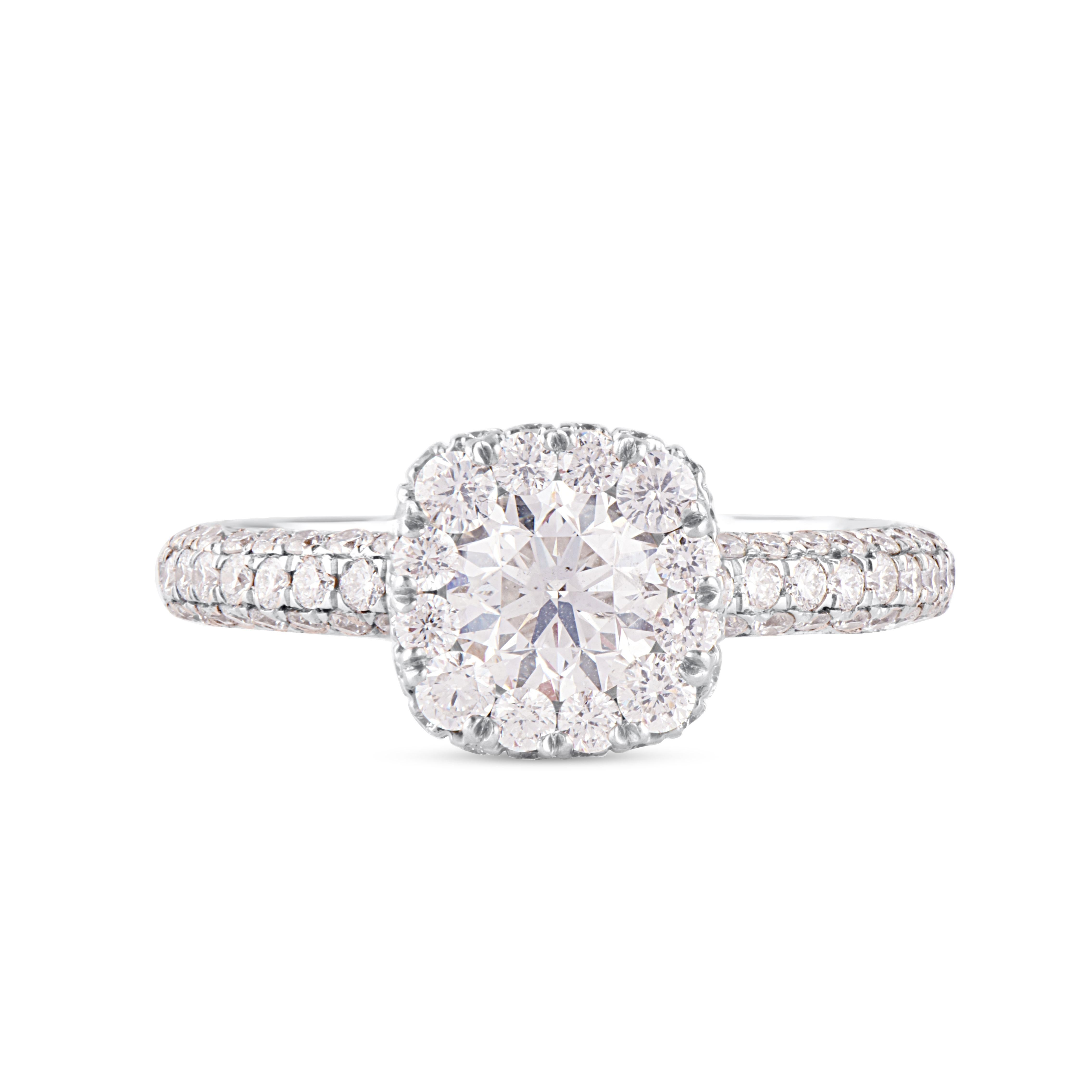 Véritablement exquise, cette bague d'anniversaire en diamant ne manquera pas d'être admirée pour la beauté et l'élégance classiques inhérentes à son design. Cette bague est fabriquée en or blanc 14 carats et est sertie de 99 diamants naturels de