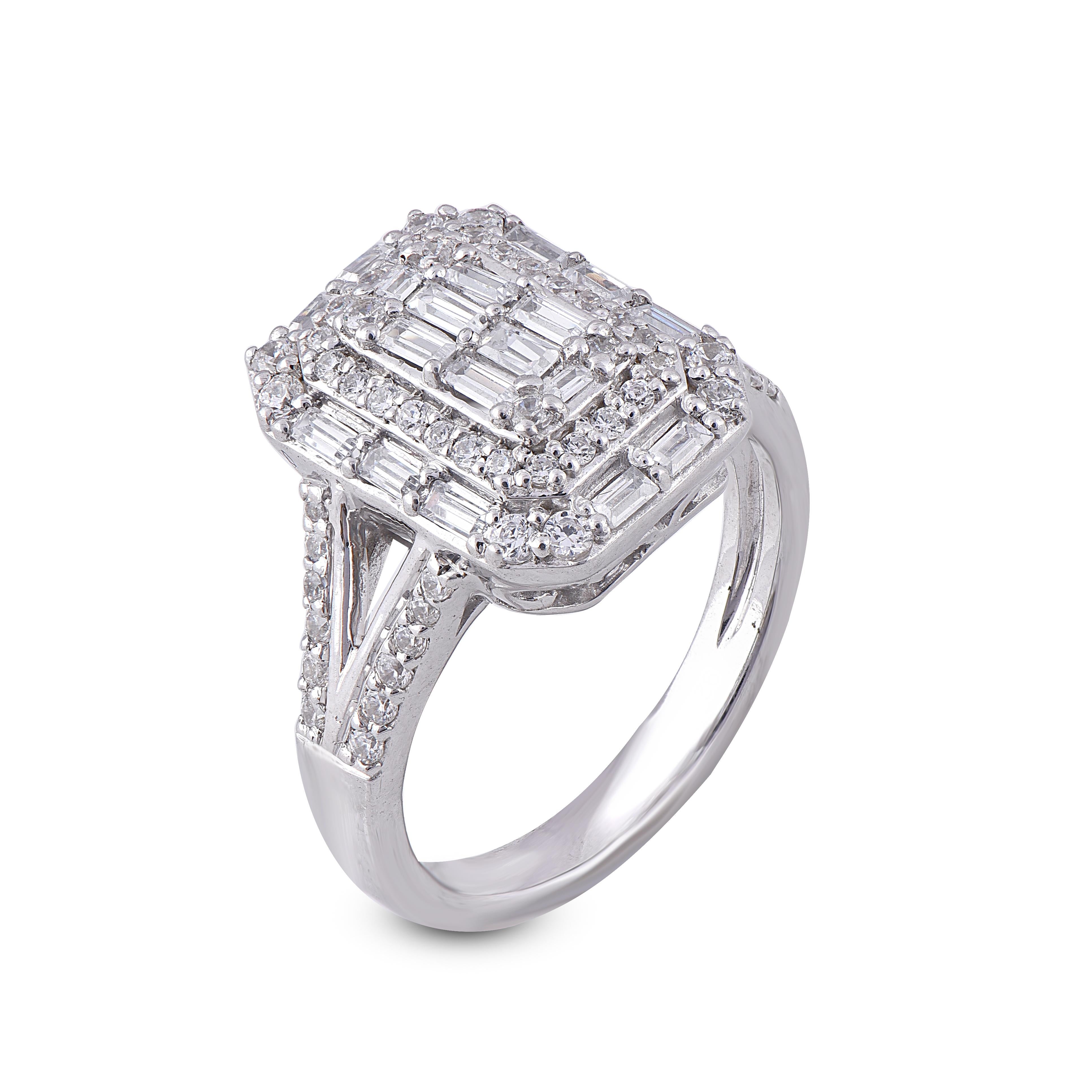 Audaci e classici, questi anelli con diamanti a grappolo sono un must del portagioie. Realizzato in oro bianco 14 carati e tempestato di 60 diamanti rotondi e 18 diamanti a baguette incastonati in un'incastonatura a forchetta, risplende con un