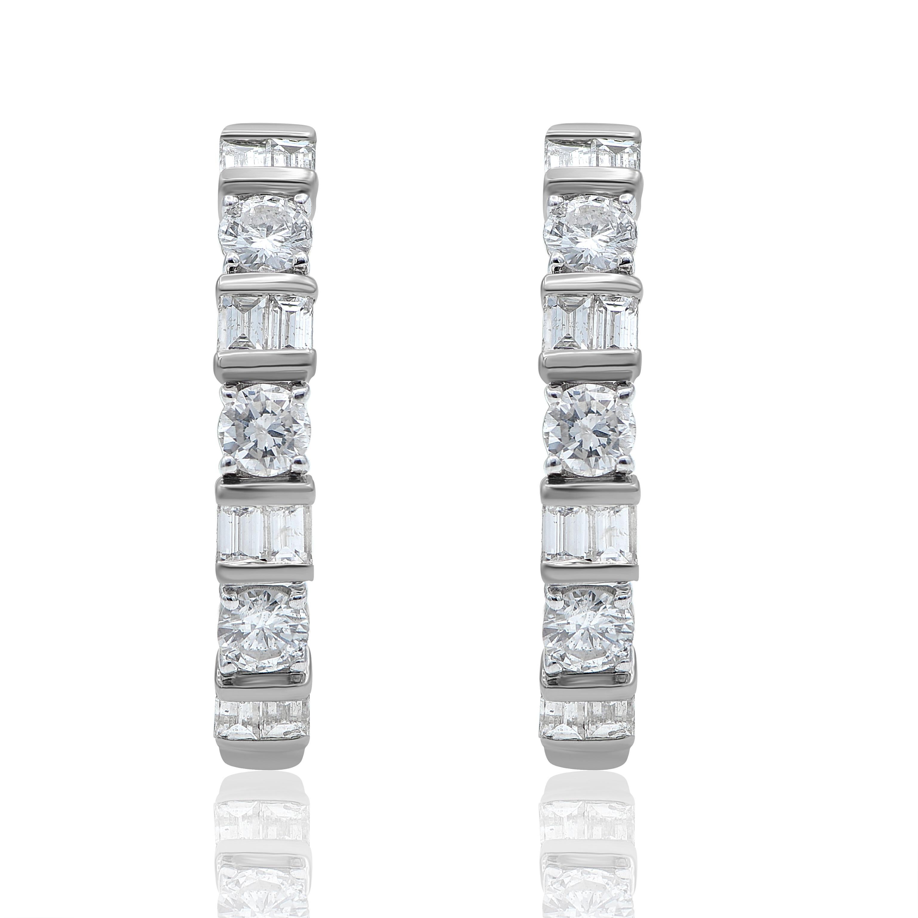 Apportez du charme à votre look avec ces boucles d'oreilles en diamant. Les boucles d'oreilles sont fabriquées en or jaune 14 carats et présentent des diamants ronds - 6 et des diamants baguette - 16 en serti canal et en serti clos, ainsi qu'une