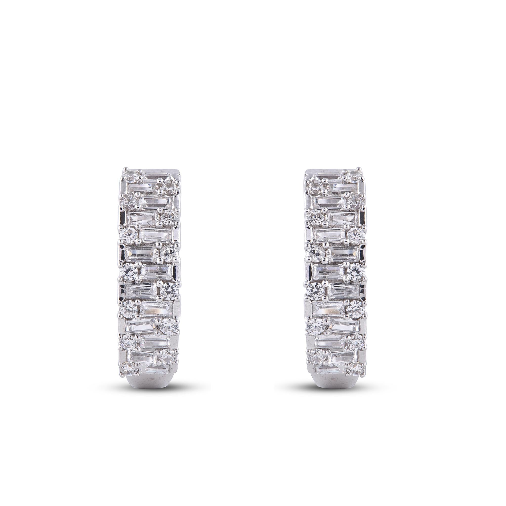 Ces boucles d'oreilles en forme de cerceau confèrent un éclat supplémentaire à votre tenue de soirée. Fabriqué avec soin en or blanc 14 carats,  La boucle d'oreille est intelligemment remplie de 26 diamants ronds et 26 diamants baguettes sertis sur