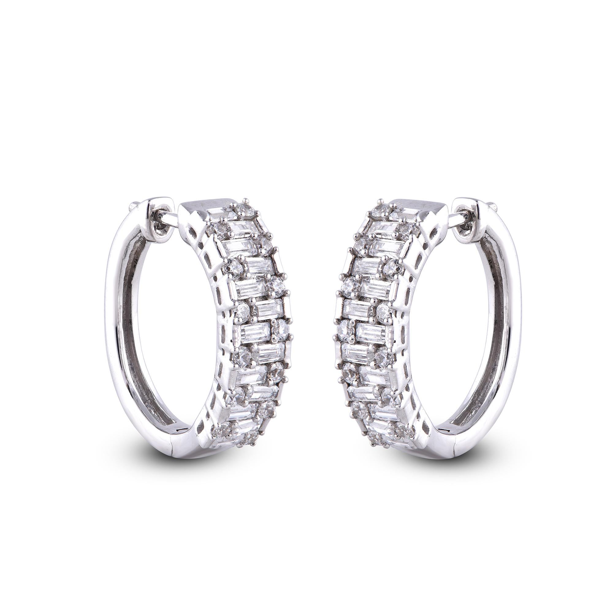 Contemporain TJD Boucles d'oreilles design en or blanc 14Kt avec diamants ronds et baguettes de 1,0 carat en vente