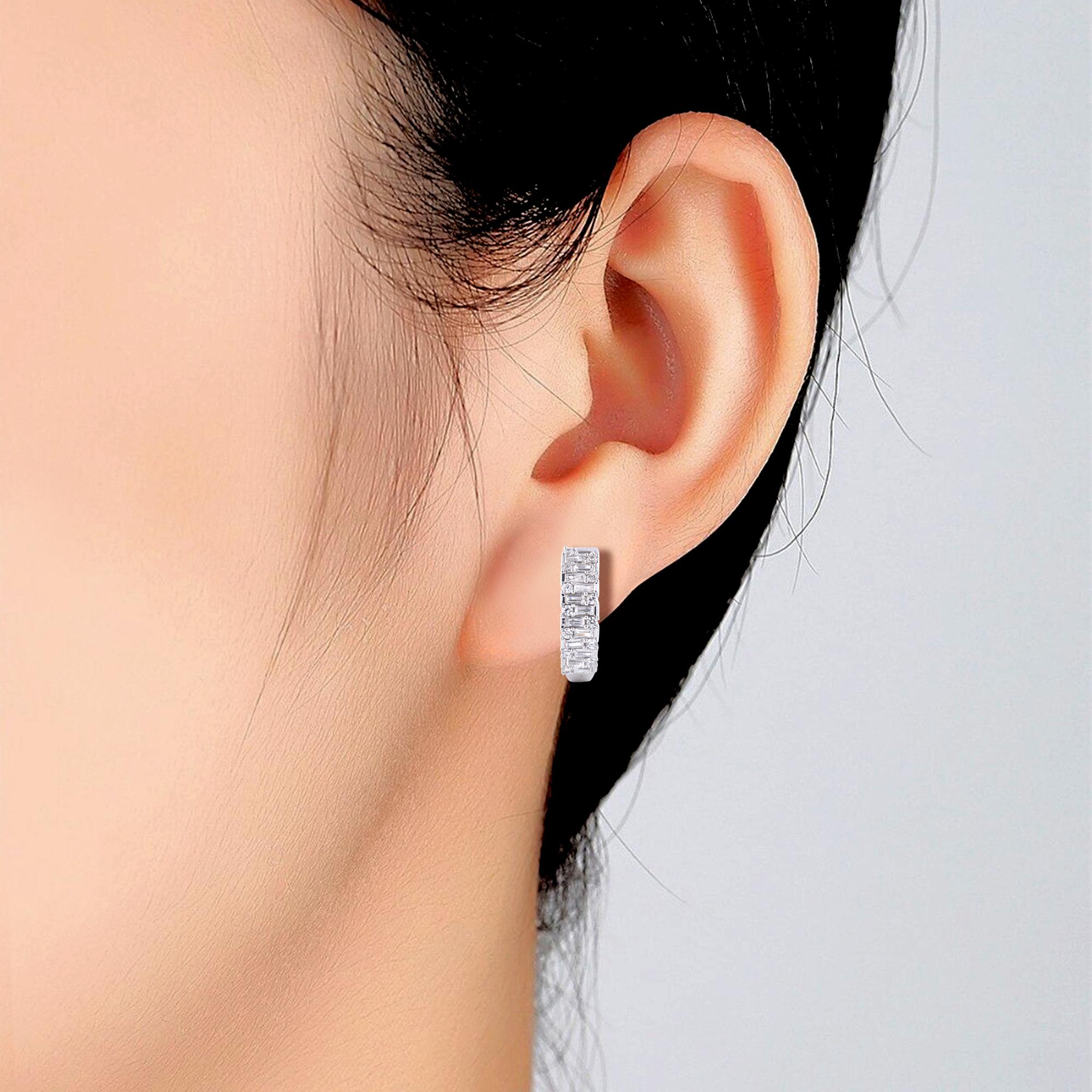 Taille ronde TJD Boucles d'oreilles design en or blanc 14Kt avec diamants ronds et baguettes de 1,0 carat en vente