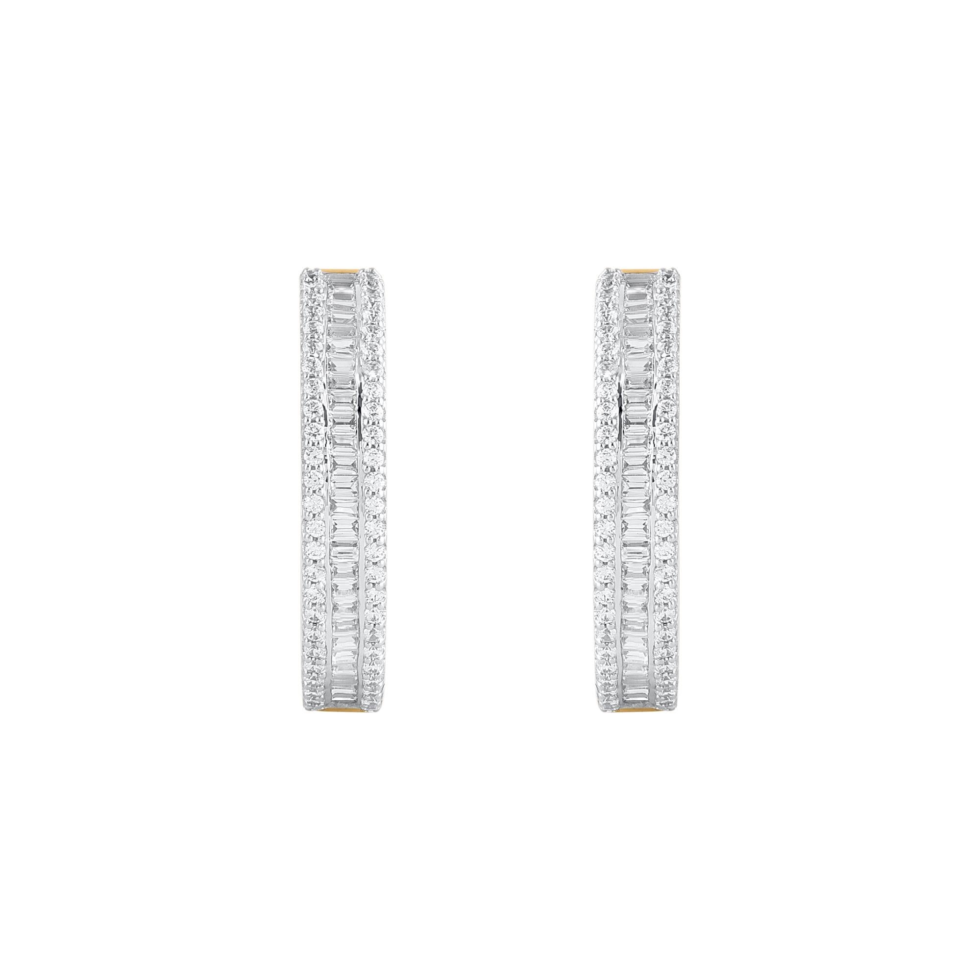 Ces boucles d'oreilles en diamant rehaussent votre look de jour comme de soir. Fabriqué en or jaune 18 carats avec 168 diamants ronds et baguettes en serti clos et en serti canal. Le poids total des diamants est de 1,0 carat. Ces boucles d'oreilles