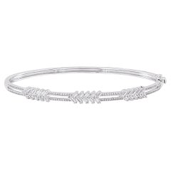 Brazalete de moda con diamantes redondos y talla baguette TJD de 1,0 quilates en oro blanco de 14 quilates