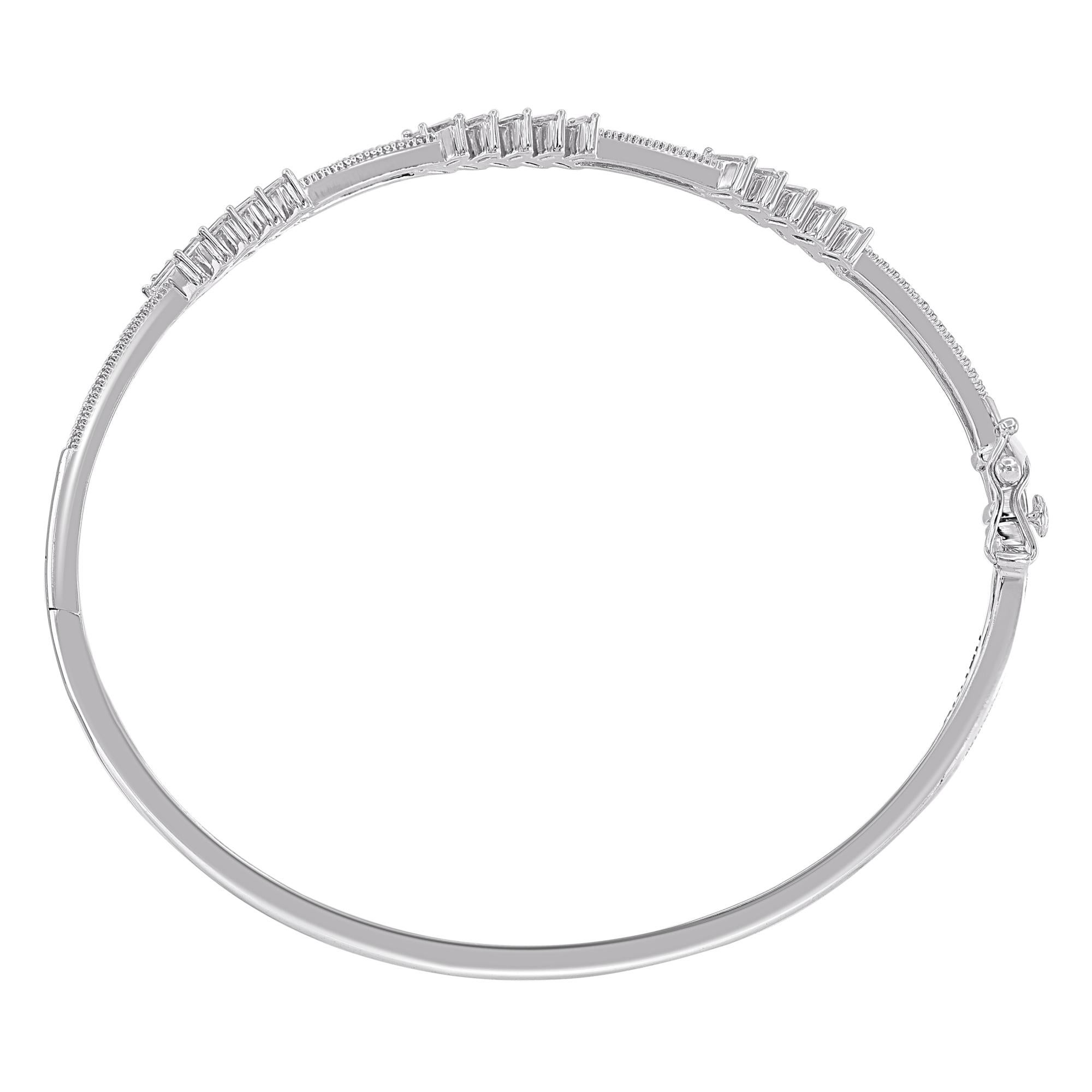 Mit dem bezaubernden Diamant-Armreif erzielen Sie einen äußerst eleganten Look. Dieser schimmernde Armreif ist mit 116 natürlichen runden und Baguette-Diamanten in Zacken- und Kanalfassung besetzt und aus 18kt Weißgold gefertigt. Die Diamanten sind