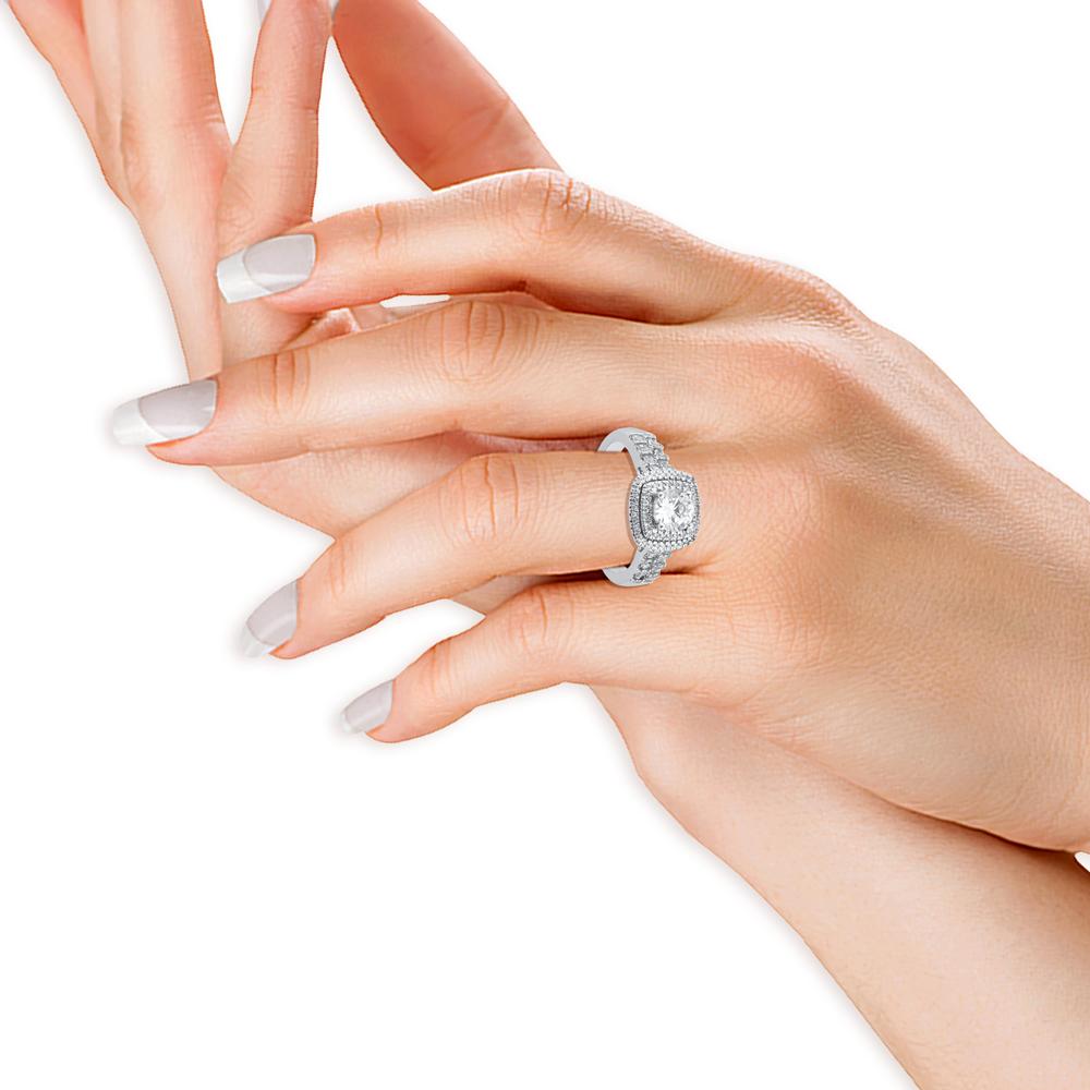 Women's TJD 1.0 Carat Round & Baguette Diamond 14 Karat White Gold Anniversary Ring For Sale