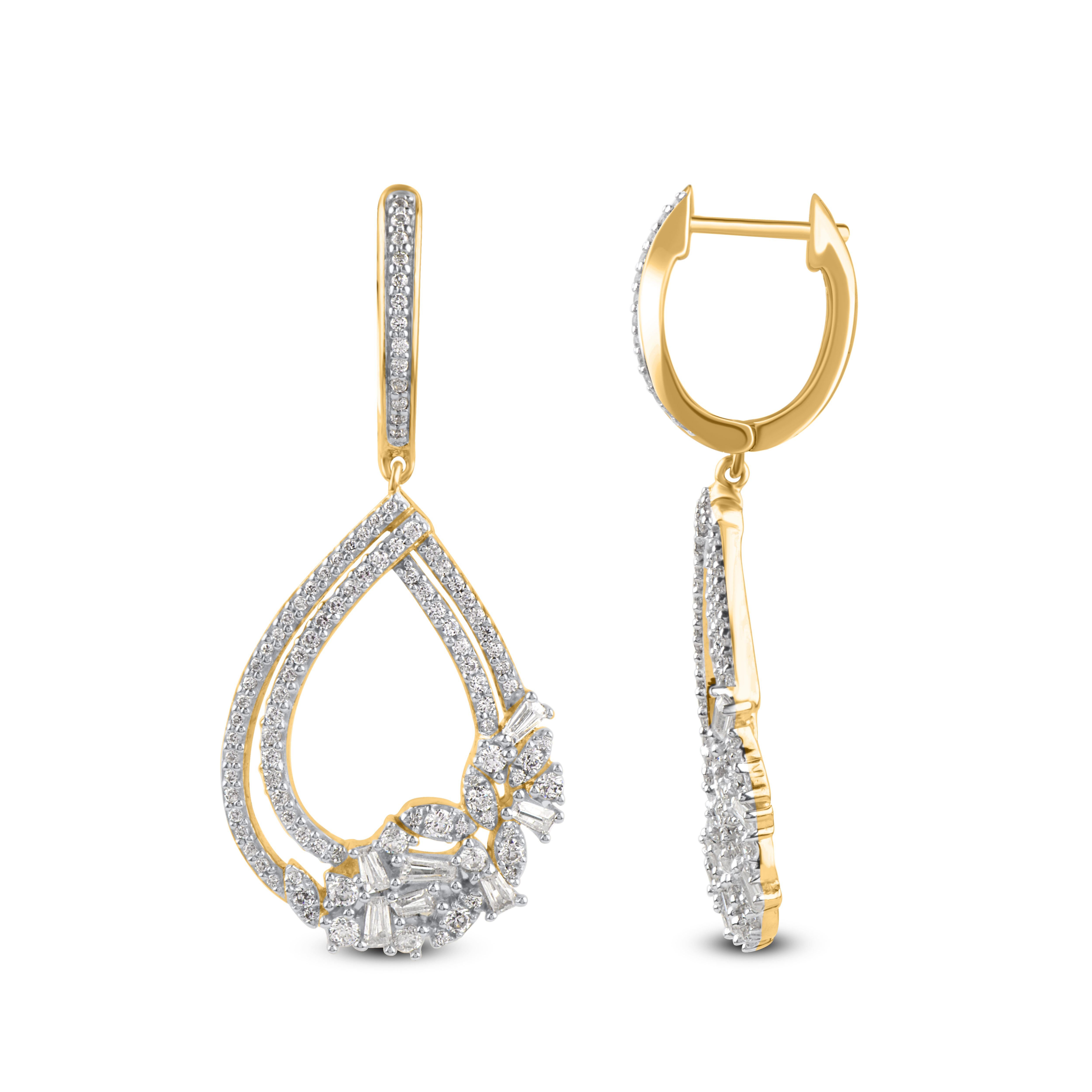 Art déco Boucles d'oreilles pendantes en forme de poire en or jaune 14 carats avec diamants ronds et baguettes TJD 1,0 carat en vente