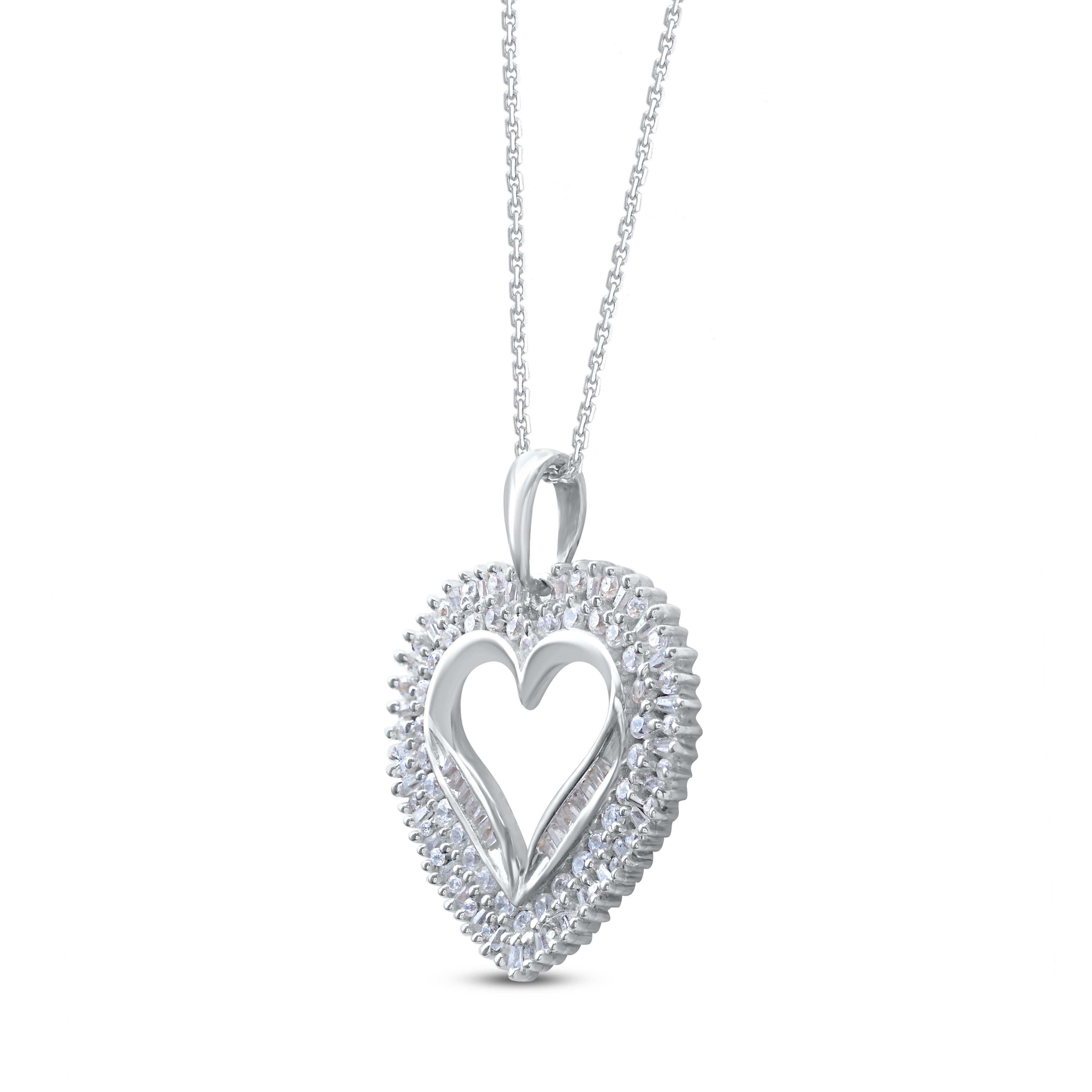 Dai un tocco di fascino al tuo look con questo ciondolo a cuore con diamante. Il ciondolo è realizzato in oro bianco da 14 carati e presenta 103 diamanti rotondi taglio brillante e taglio baguette incastonati a metà canale, a rebbi e a canale e una