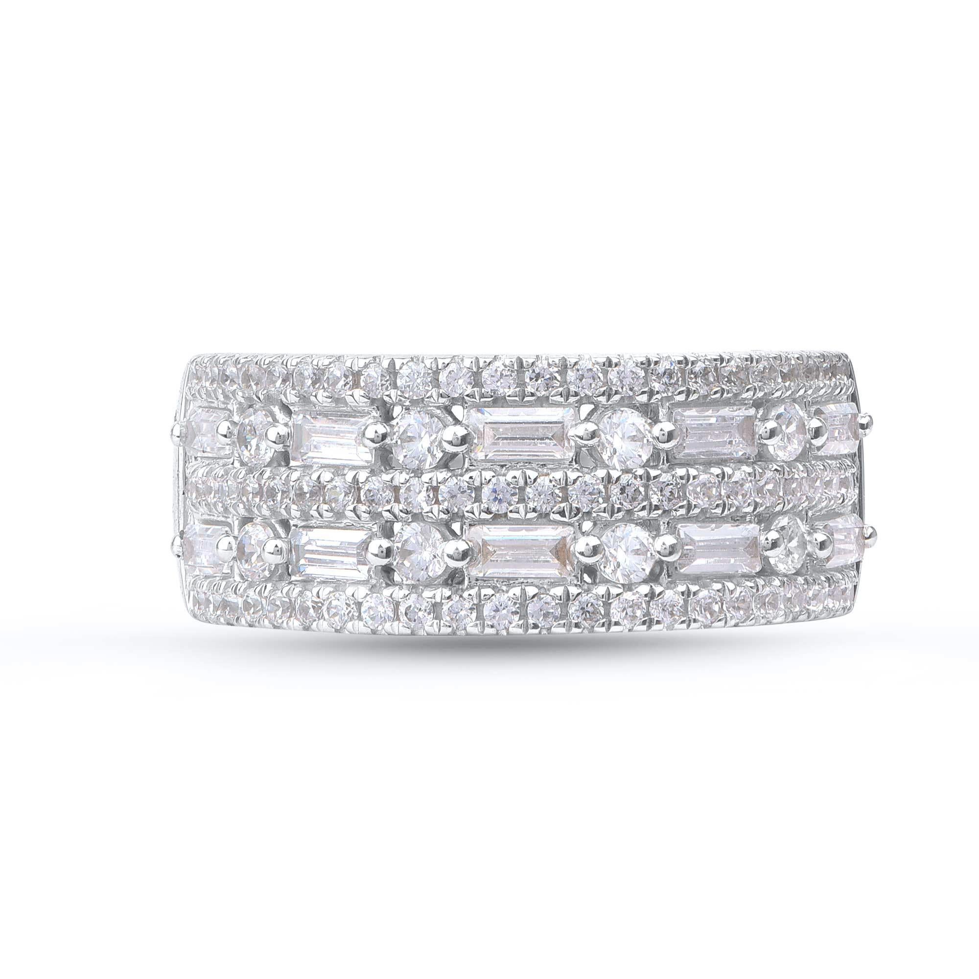 Onora il tuo giorno speciale con questo eccezionale anello a fascia con diamante. Questo anello a fascia è caratterizzato da 79 diamanti rotondi taglio brillante e diamanti taglio baguette splendidamente incastonati in una montatura a griffe e a