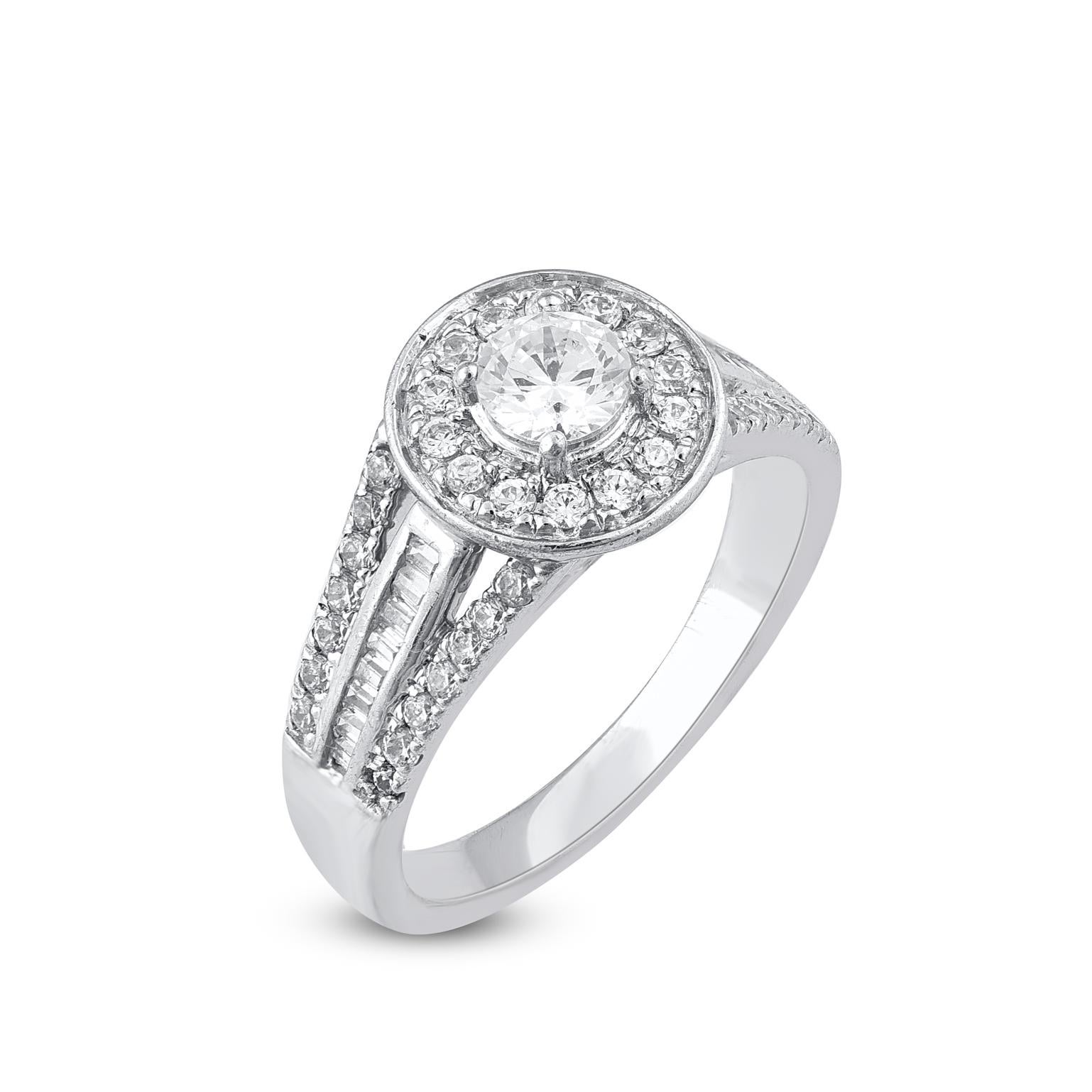Squisito fidanzamento in oro bianco 18 carati con 42 diamanti rotondi e 18 diamanti baguette. Questo anello è curato nei minimi dettagli e incastonato con 1,00 carati di scintillanti diamanti rotondi e a baguette con incastonatura a pavé, a griffe e